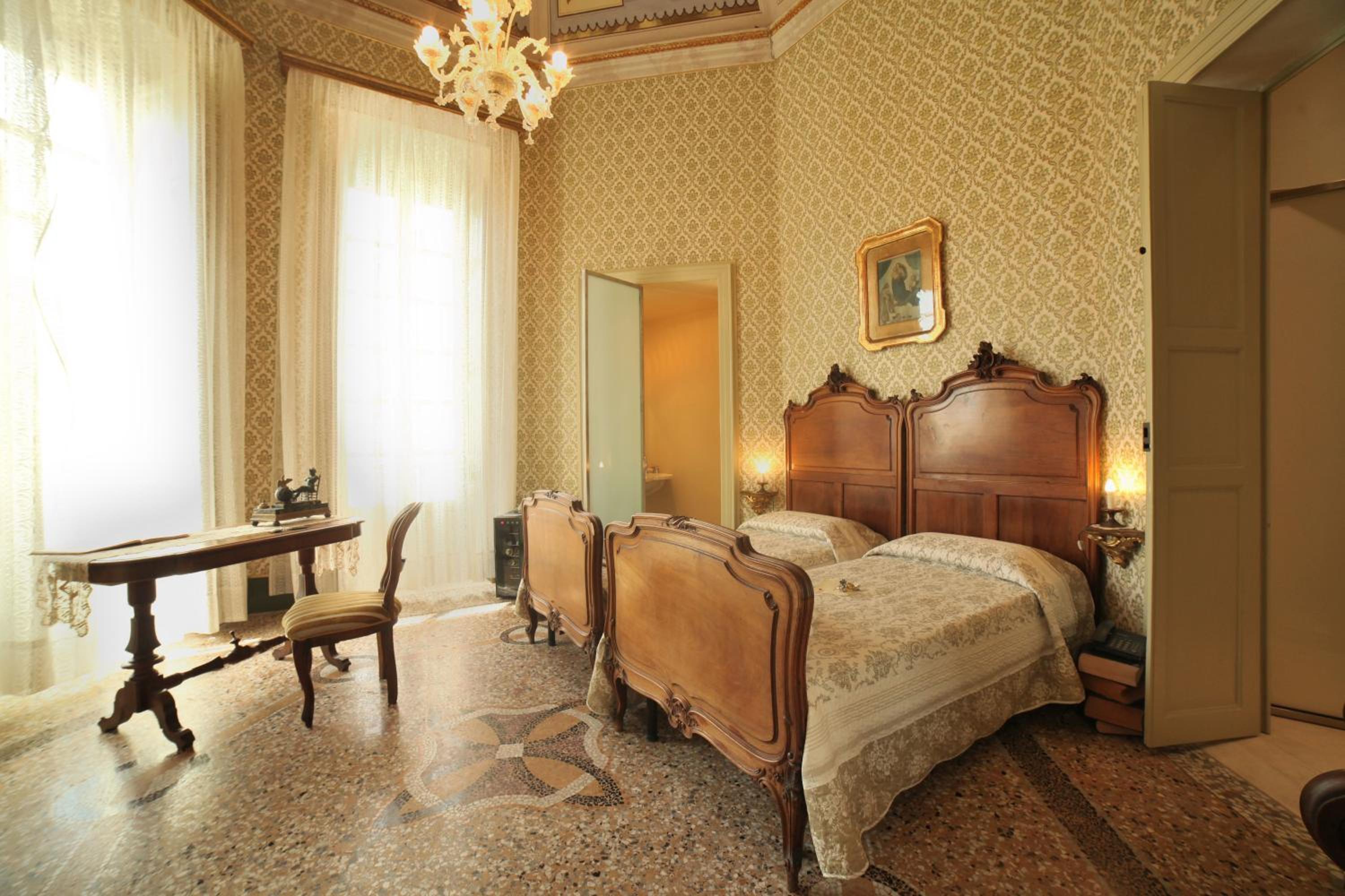 Superior Double or Twin Room with City View photo 2