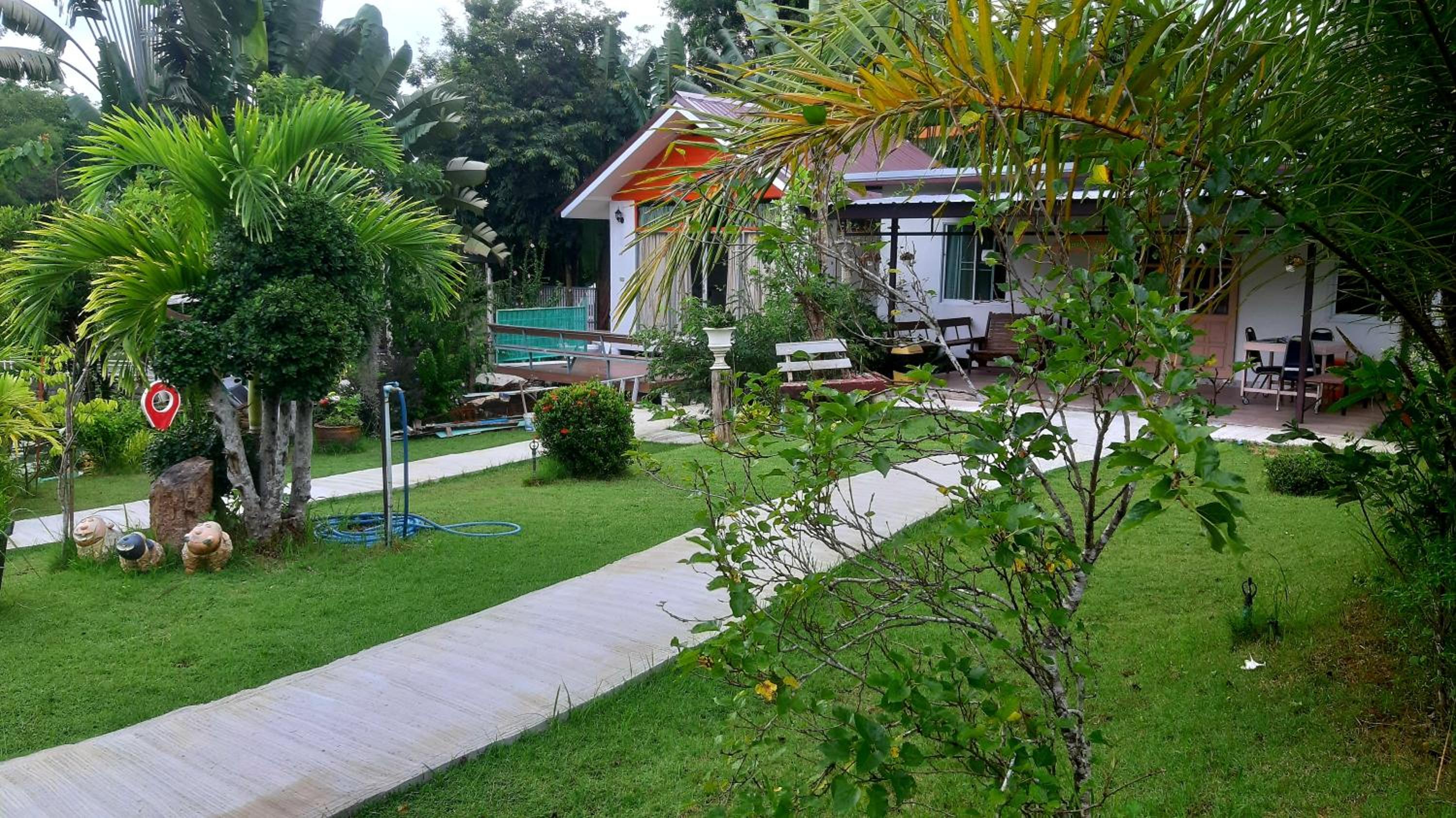 Bungalow with Garden View - Photo 7