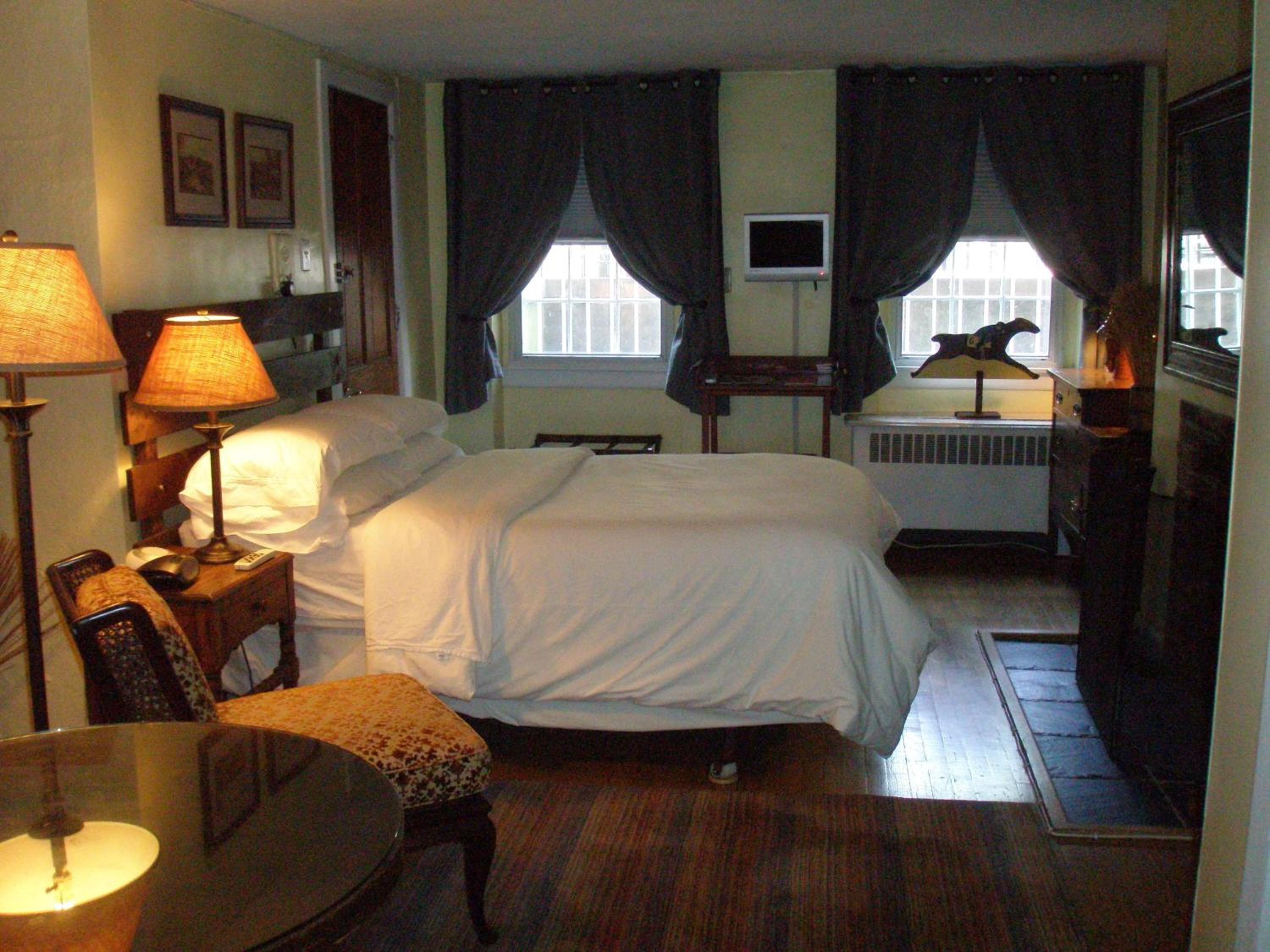 Stable Studio With Full Size Bed And Kitchenette