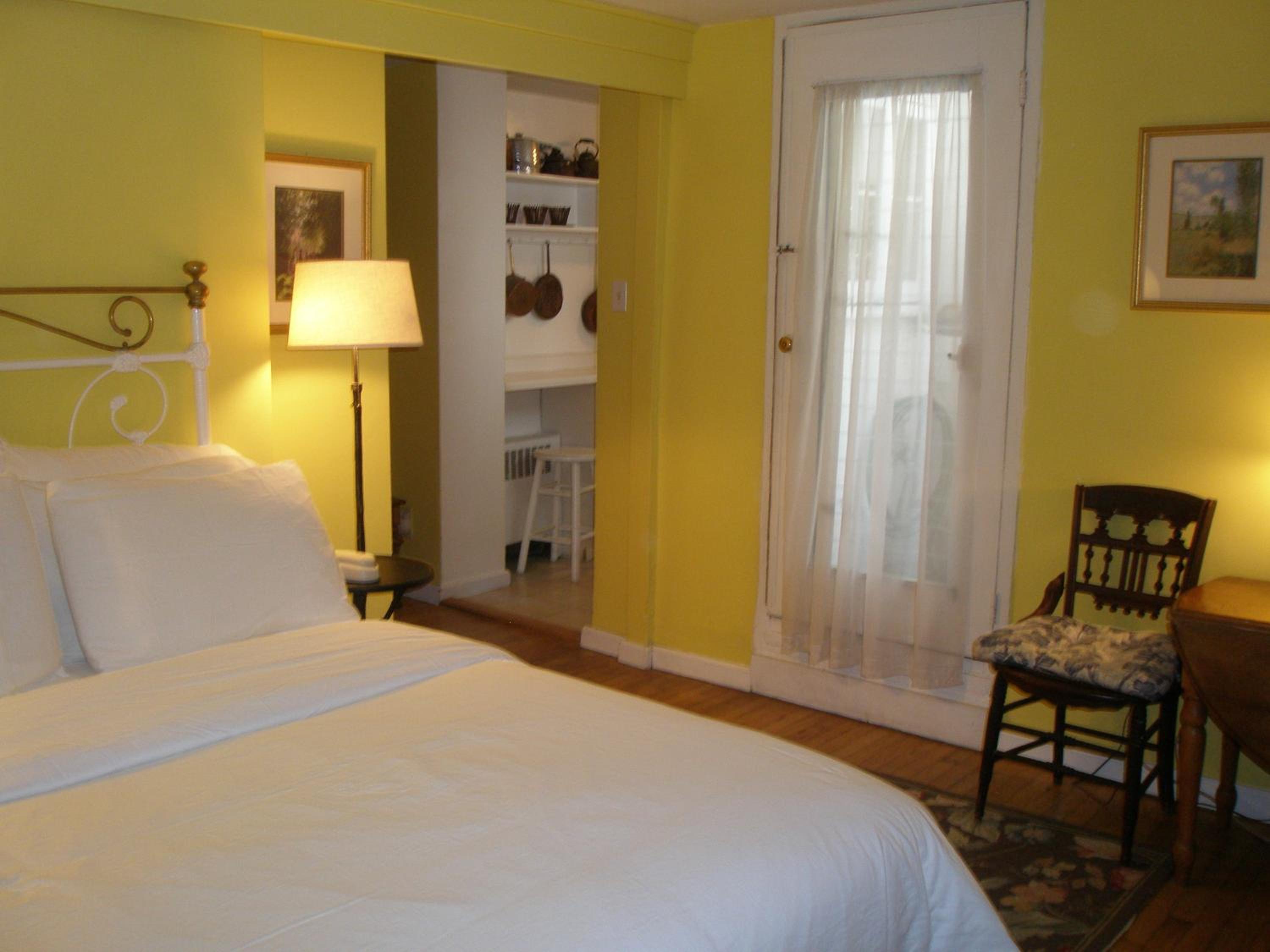 Garden Studio With Full Size Bed And Kitchenette