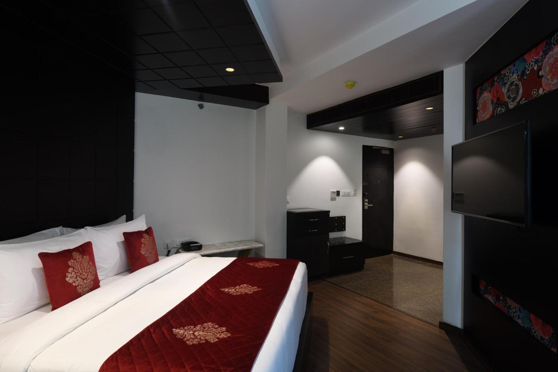 Deluxe King Room, No View - Photo 4