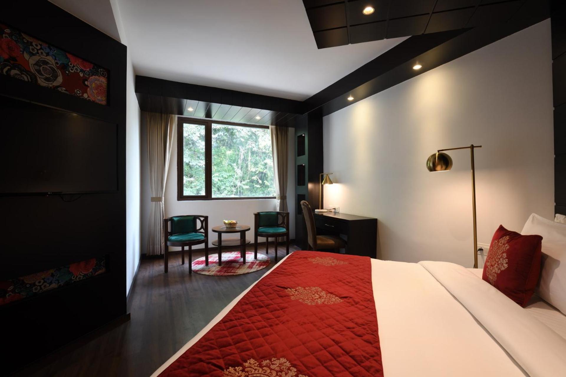 Deluxe King Room, No View - Photo 7