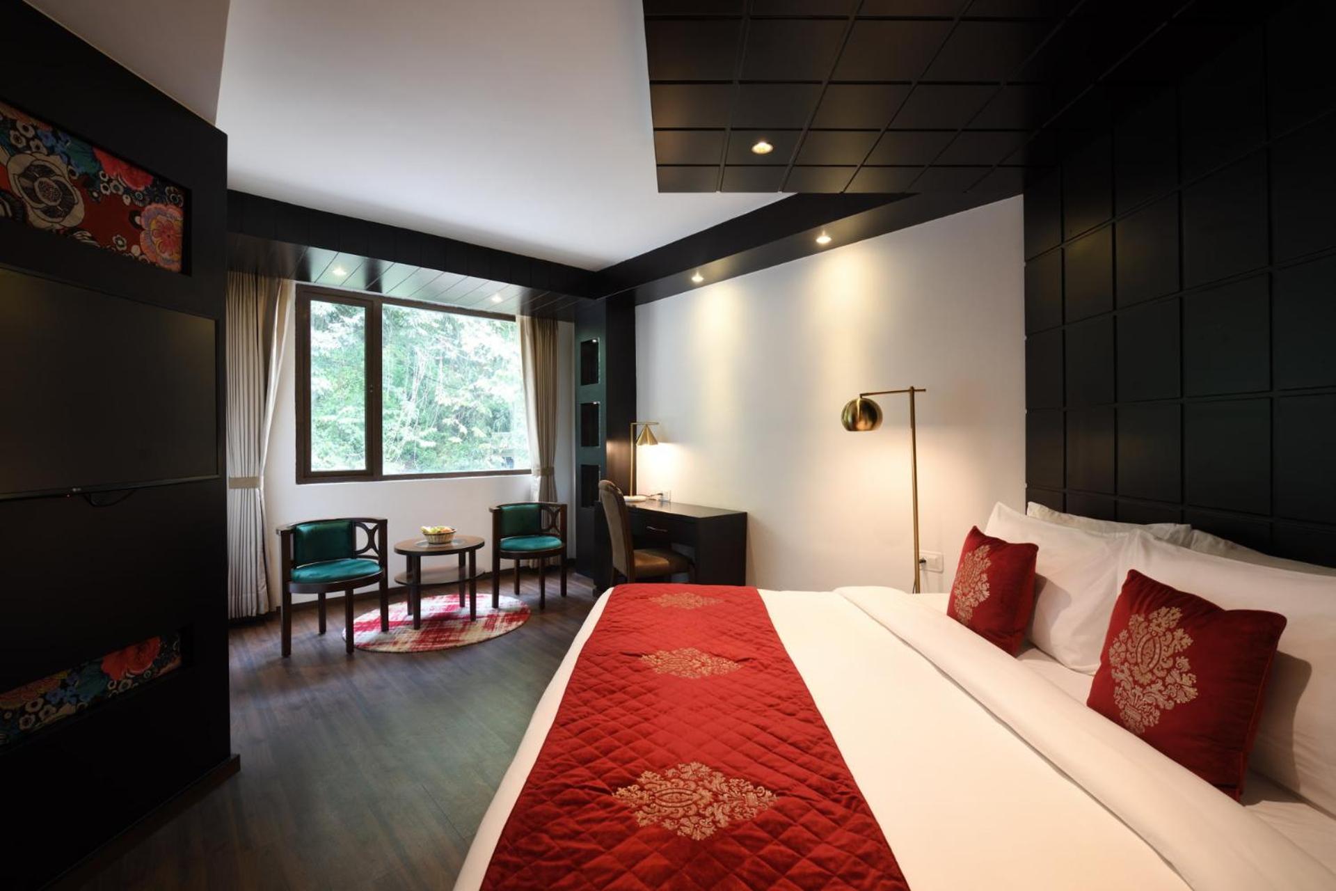 Deluxe King Room, No View - Photo 6
