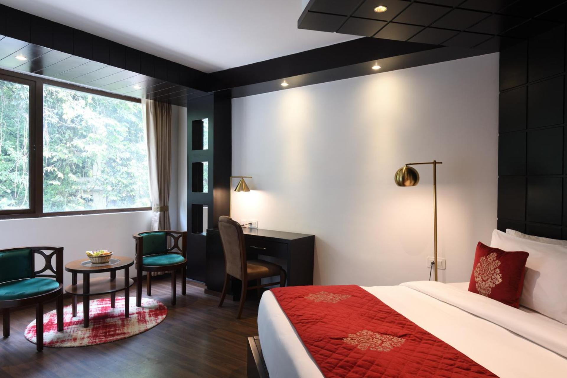 Deluxe King Room, No View - Photo 5