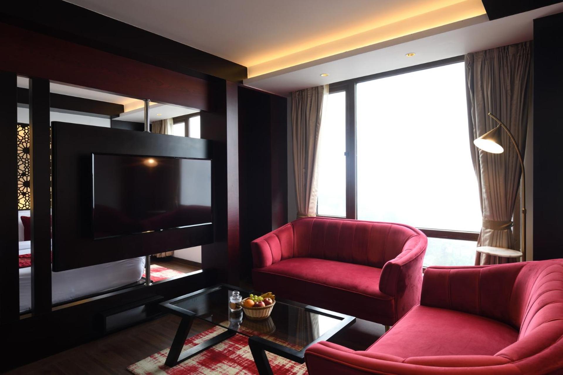 Deluxe King Suite with Valley View - Photo 4