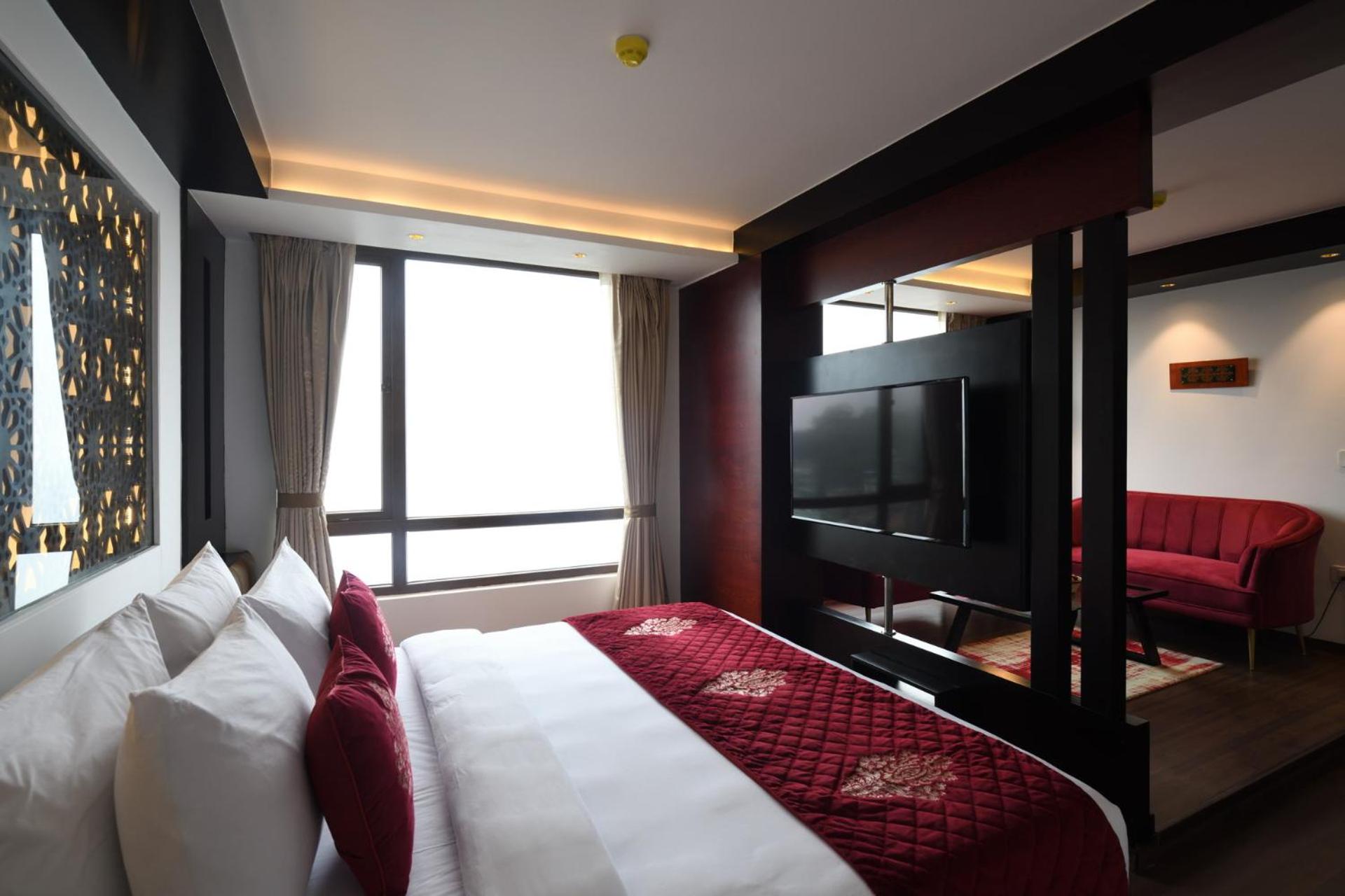 Deluxe King Suite with Valley View - Photo 3