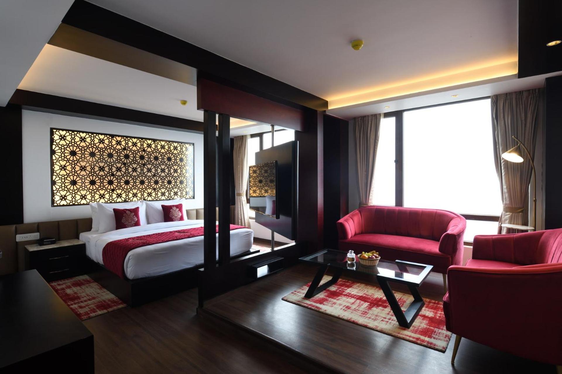 Deluxe King Suite with Valley View - Photo 5
