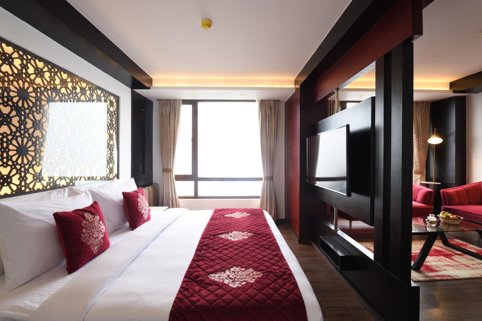 Deluxe King Suite with Valley View - Photo 9