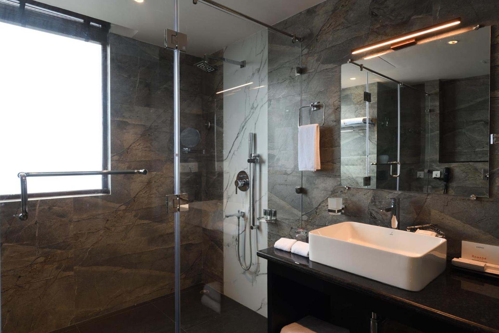 Deluxe King Suite with Valley View - Photo 8