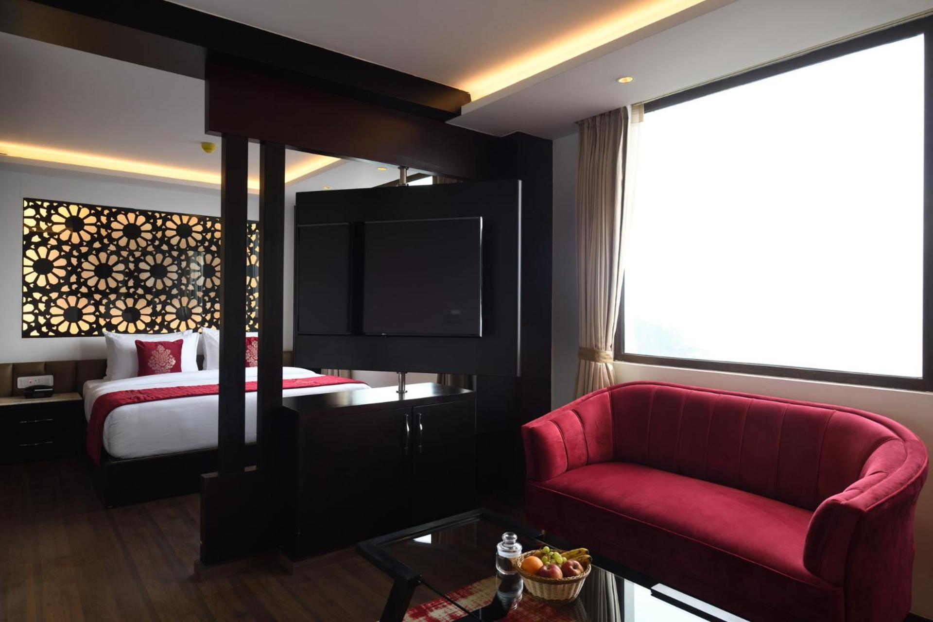Executive King Suite - Photo 2