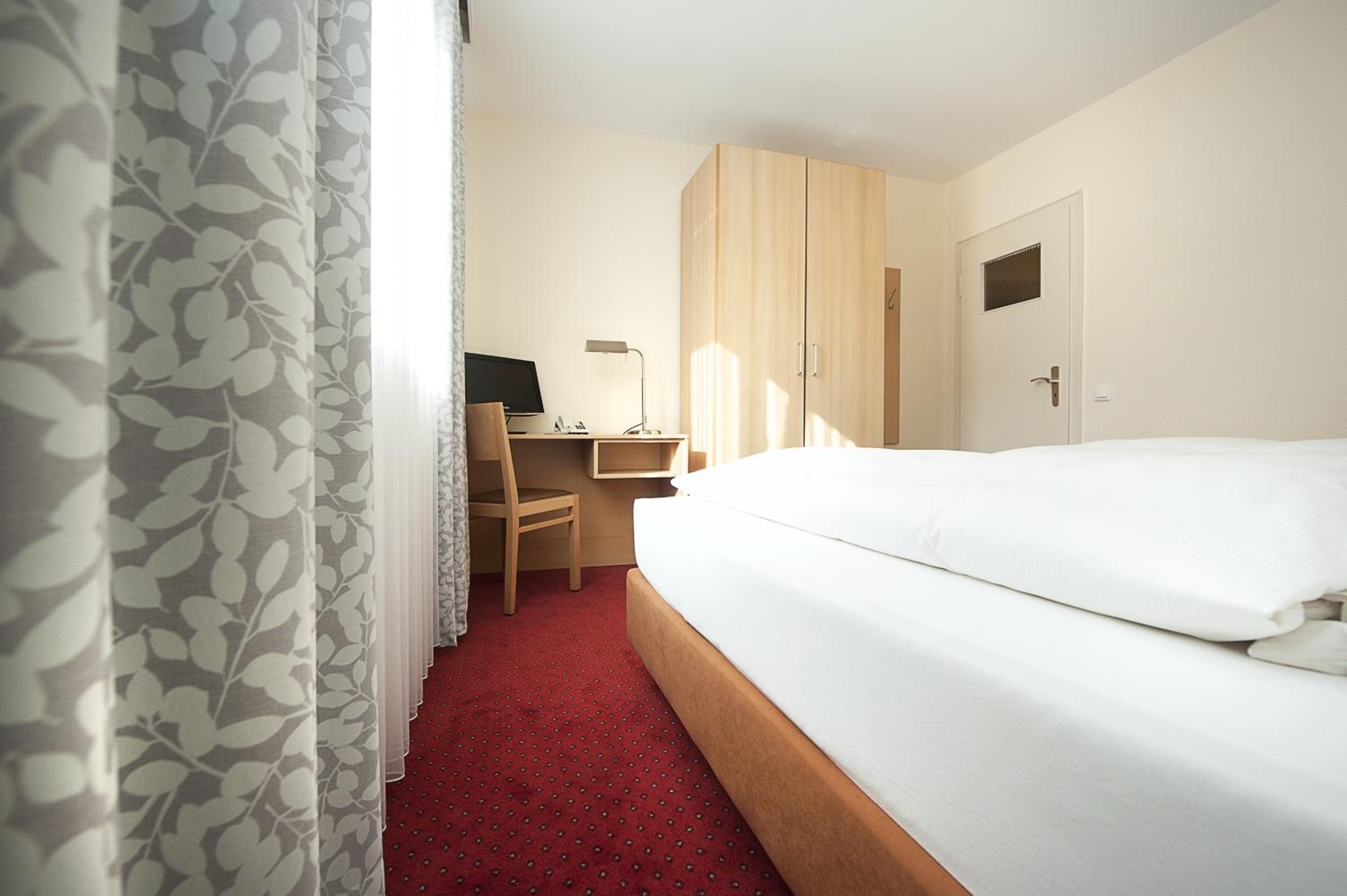 Standard Double Room - Photo 8