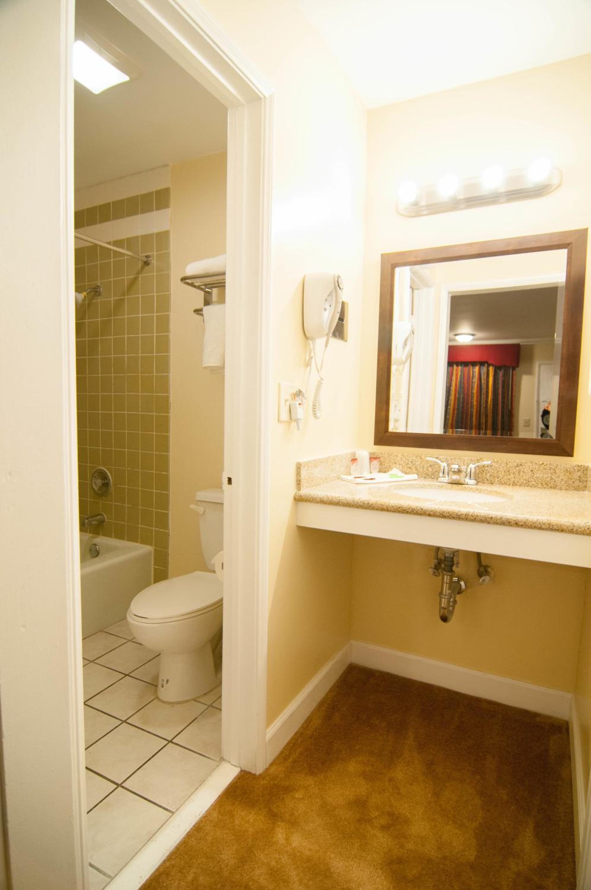 Deluxe Queen Room with Two Queen Beds - Photo 5