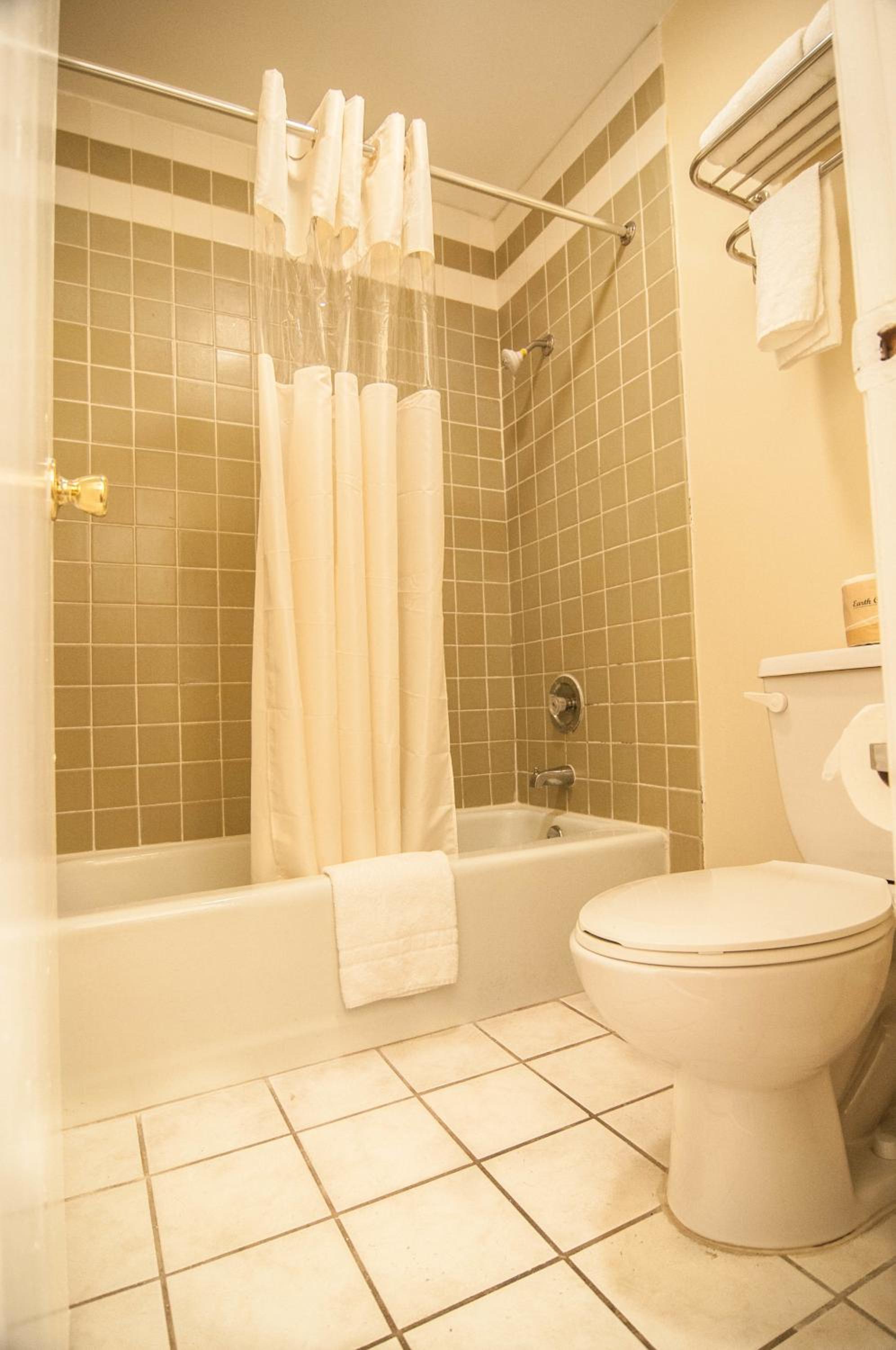 Deluxe Queen Room with Two Queen Beds - Photo 2