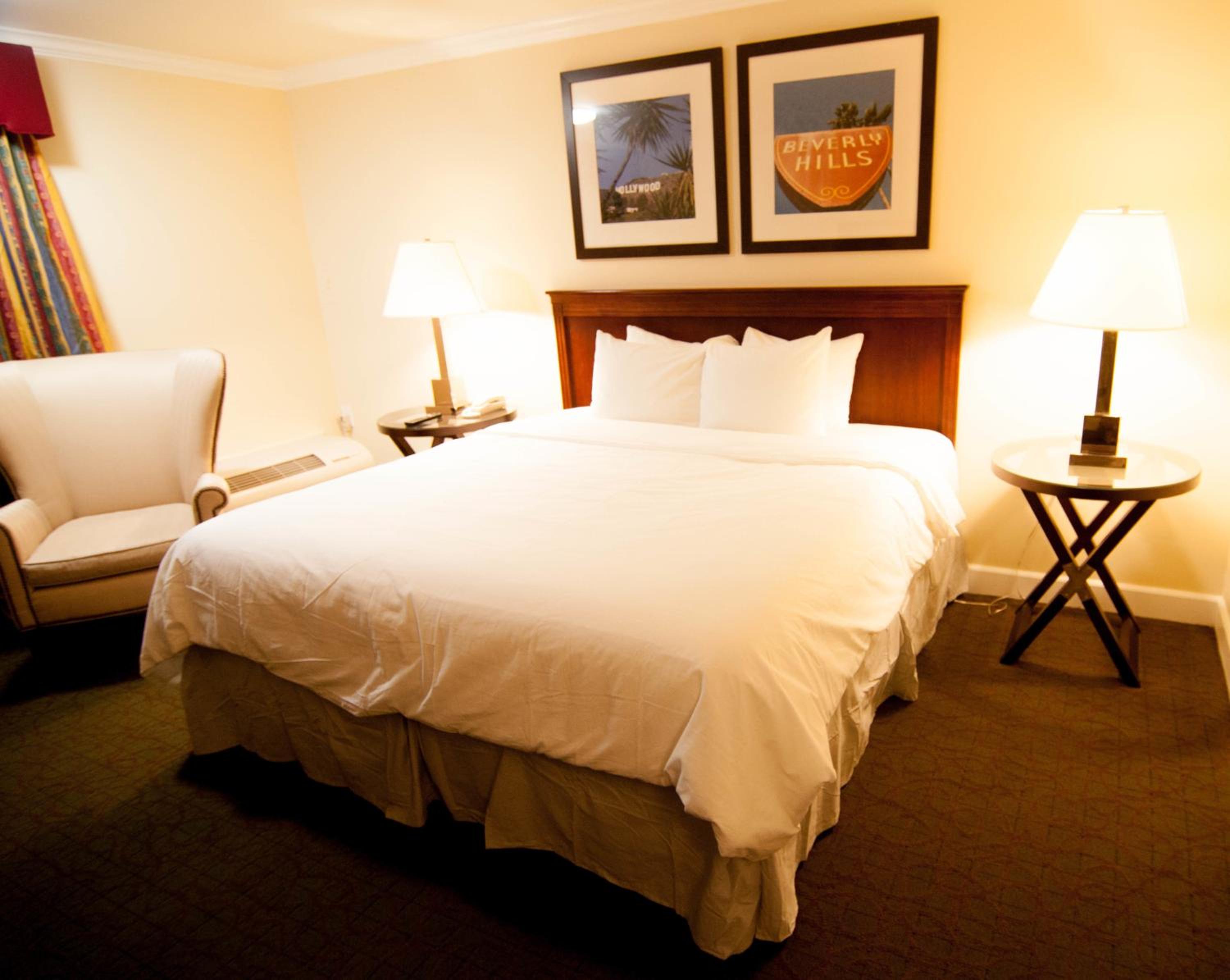 Deluxe King Room with Balcony photo 2