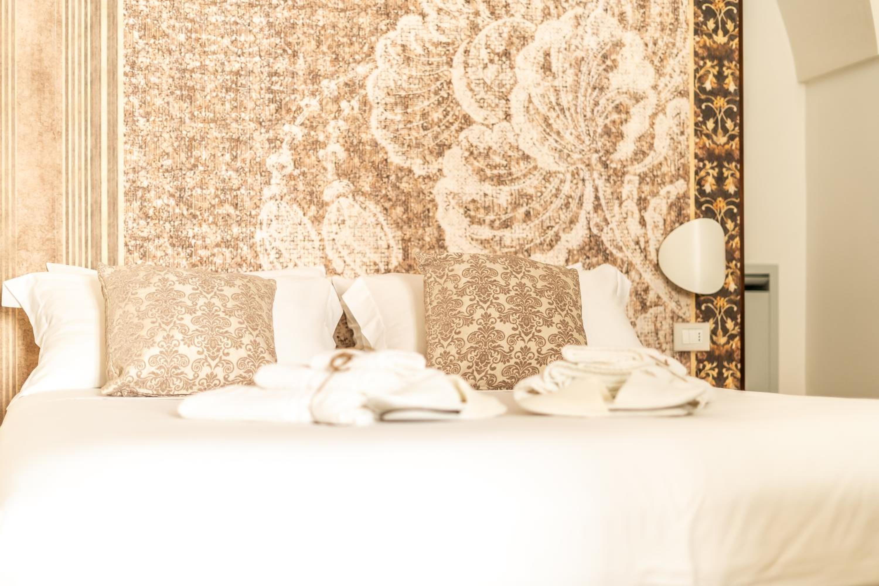 King Room with Balcony - Photo 13