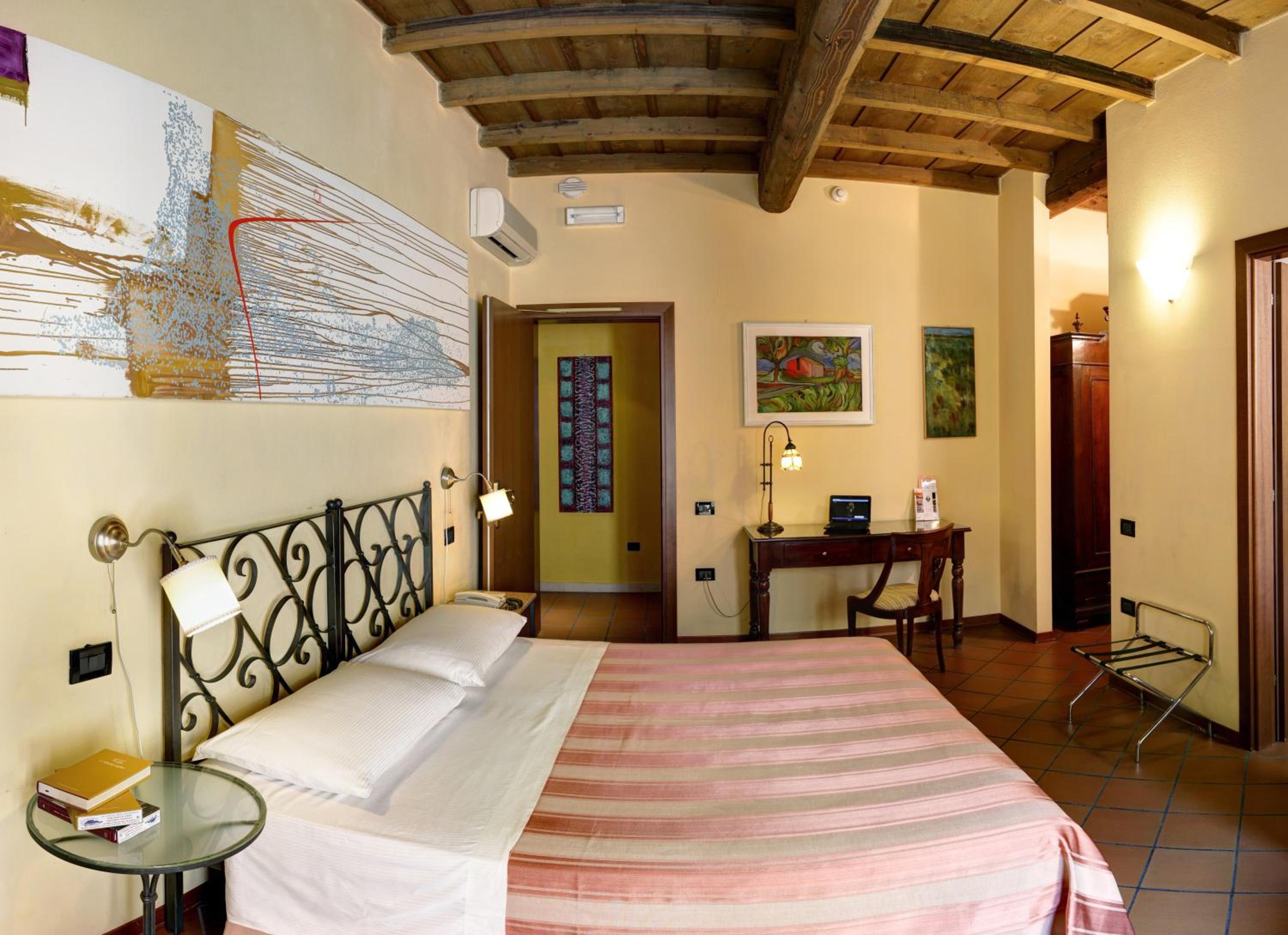 Double or Twin Room - Photo 4