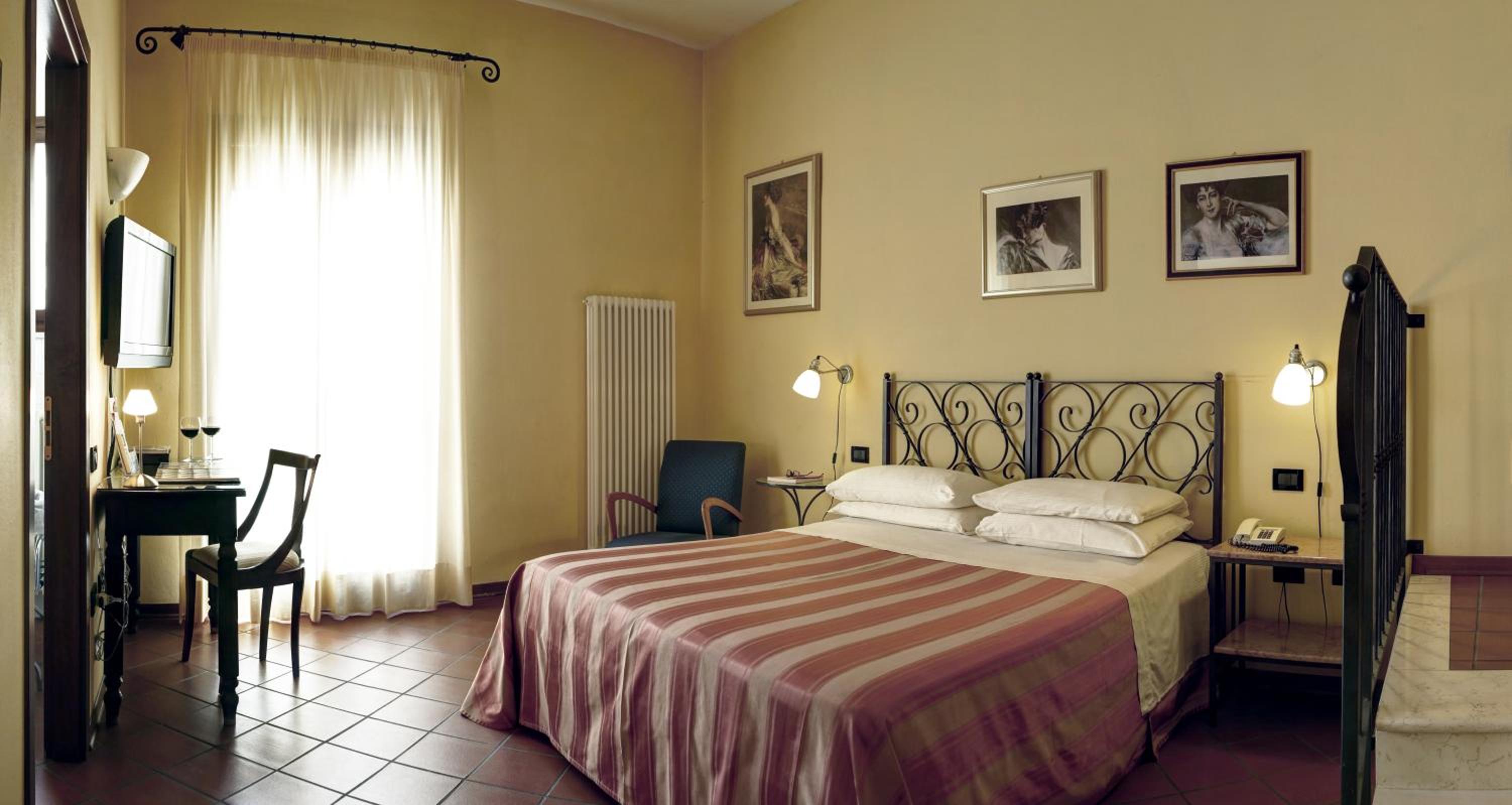 Double or Twin Room - Photo 5