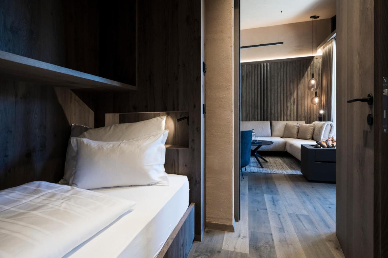 Deluxe Family Suite - Photo 4