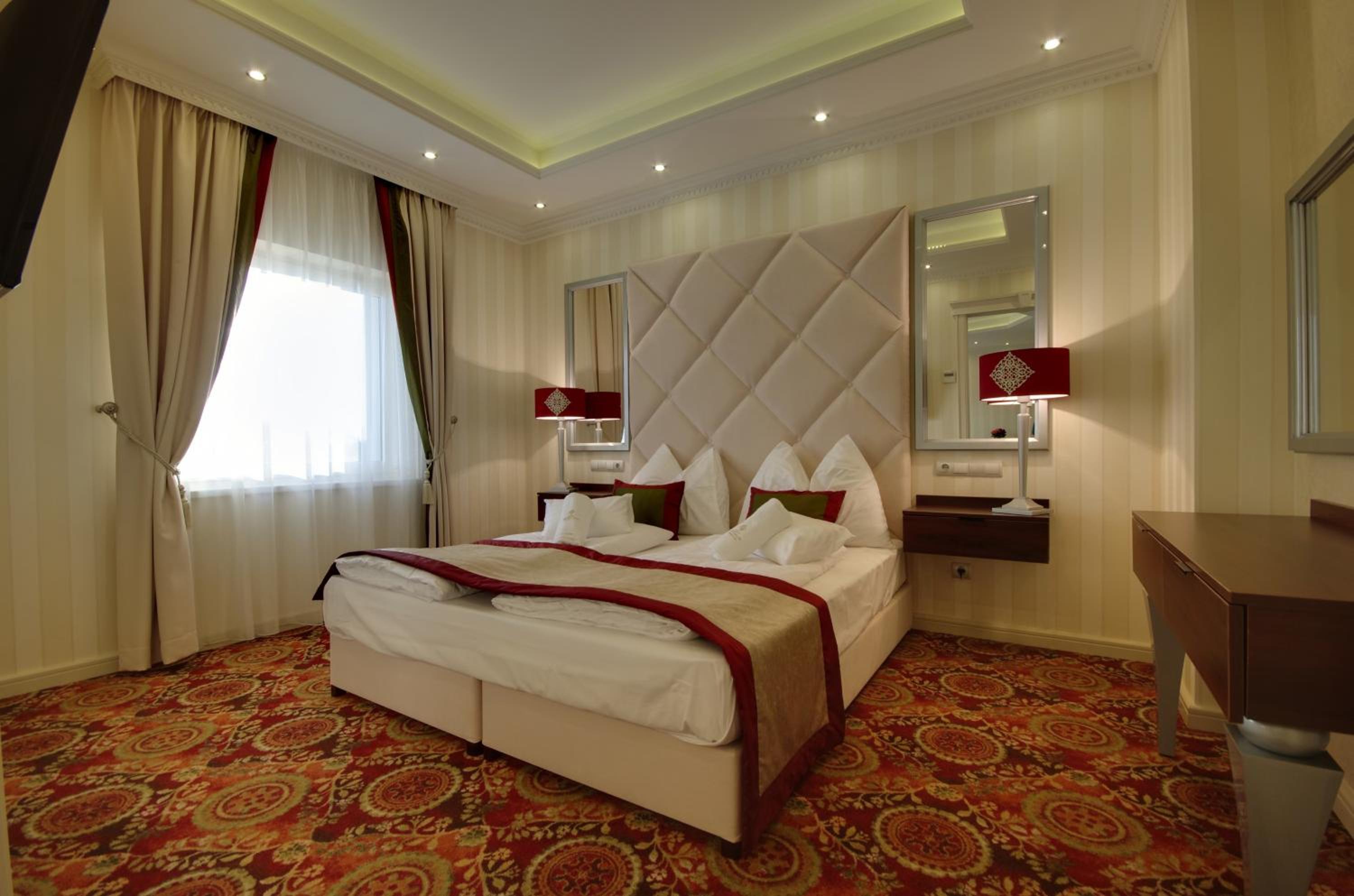 King Suite with Spa Bath - Photo 4