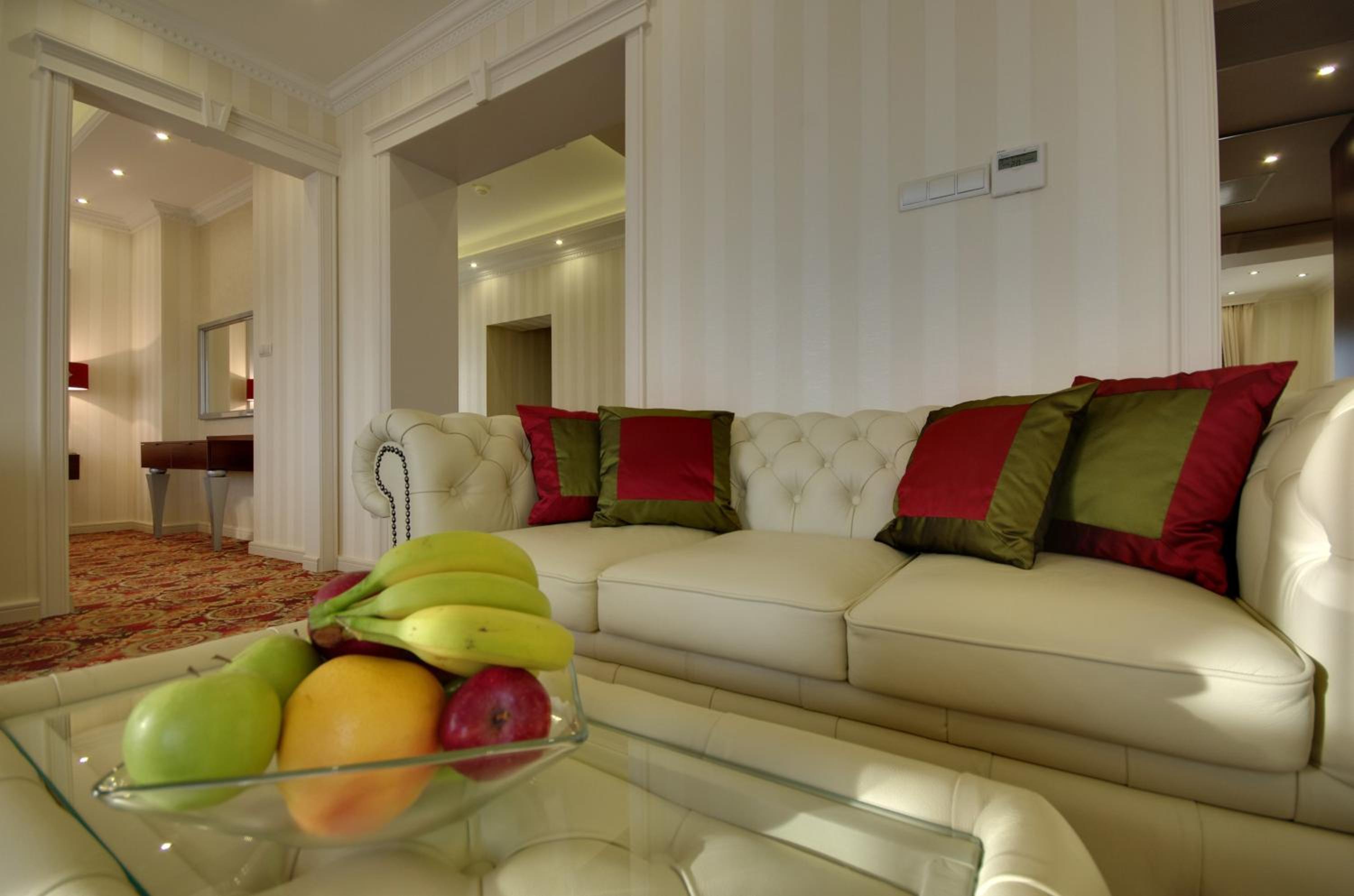 King Suite with Spa Bath - Photo 2