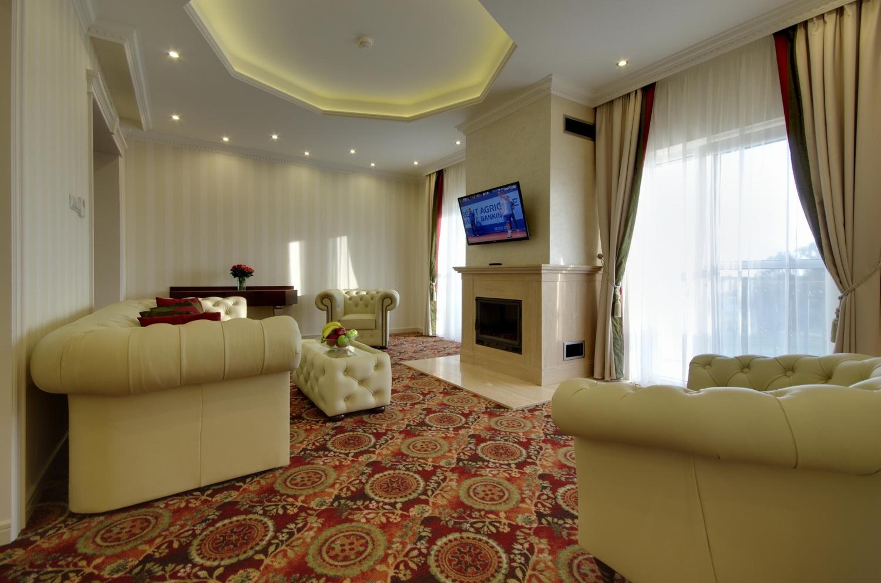 King Suite with Spa Bath - Photo 1