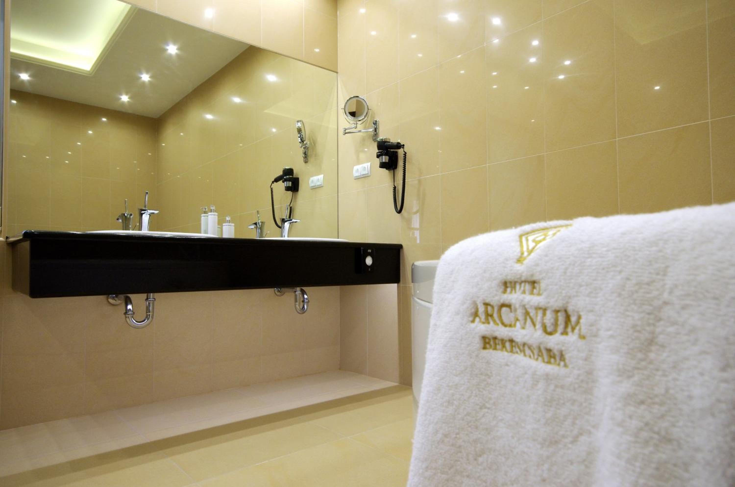 Suite with Hot Tub - Photo 6
