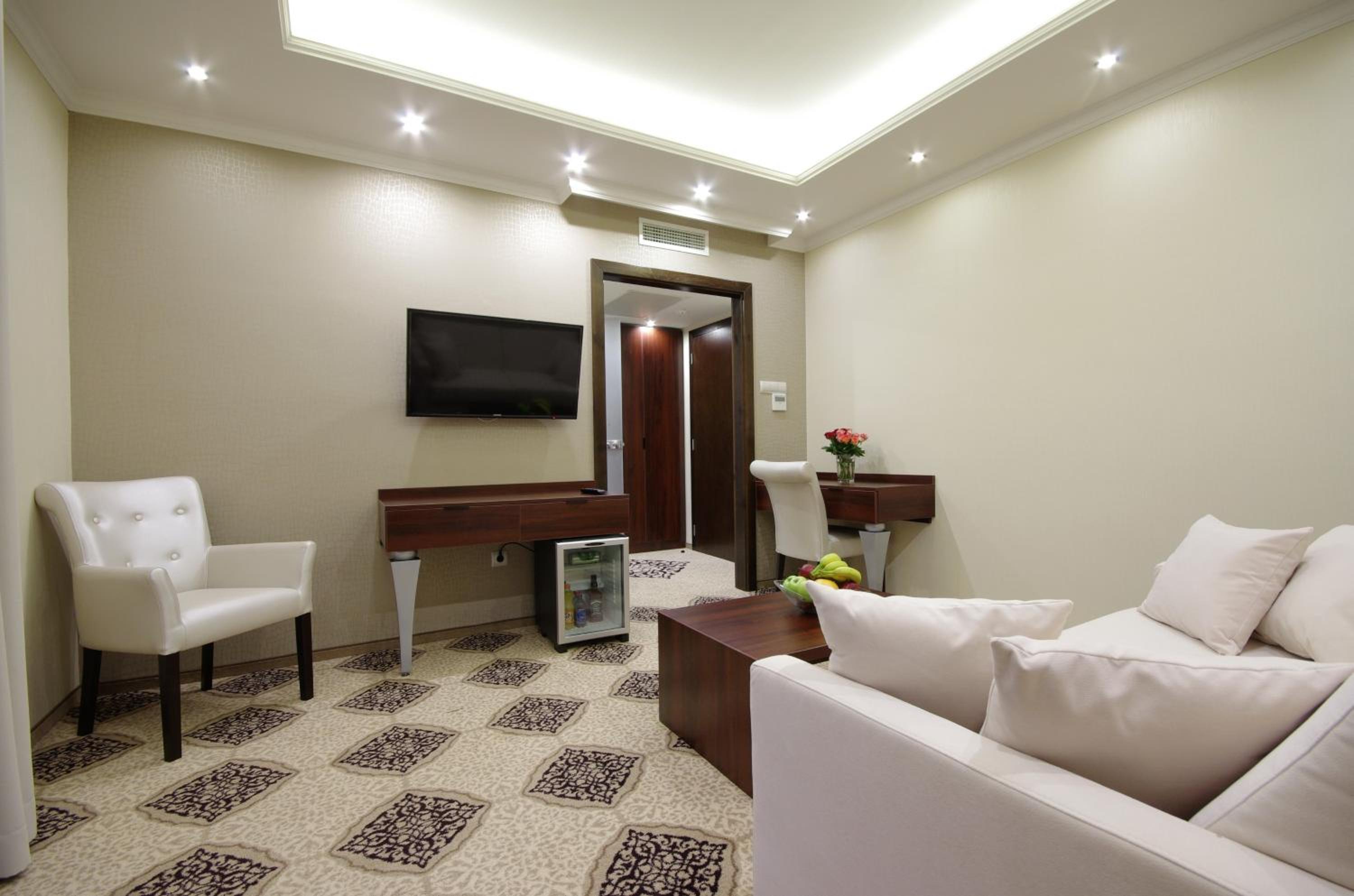 Deluxe Double Room with Balcony - Photo 4