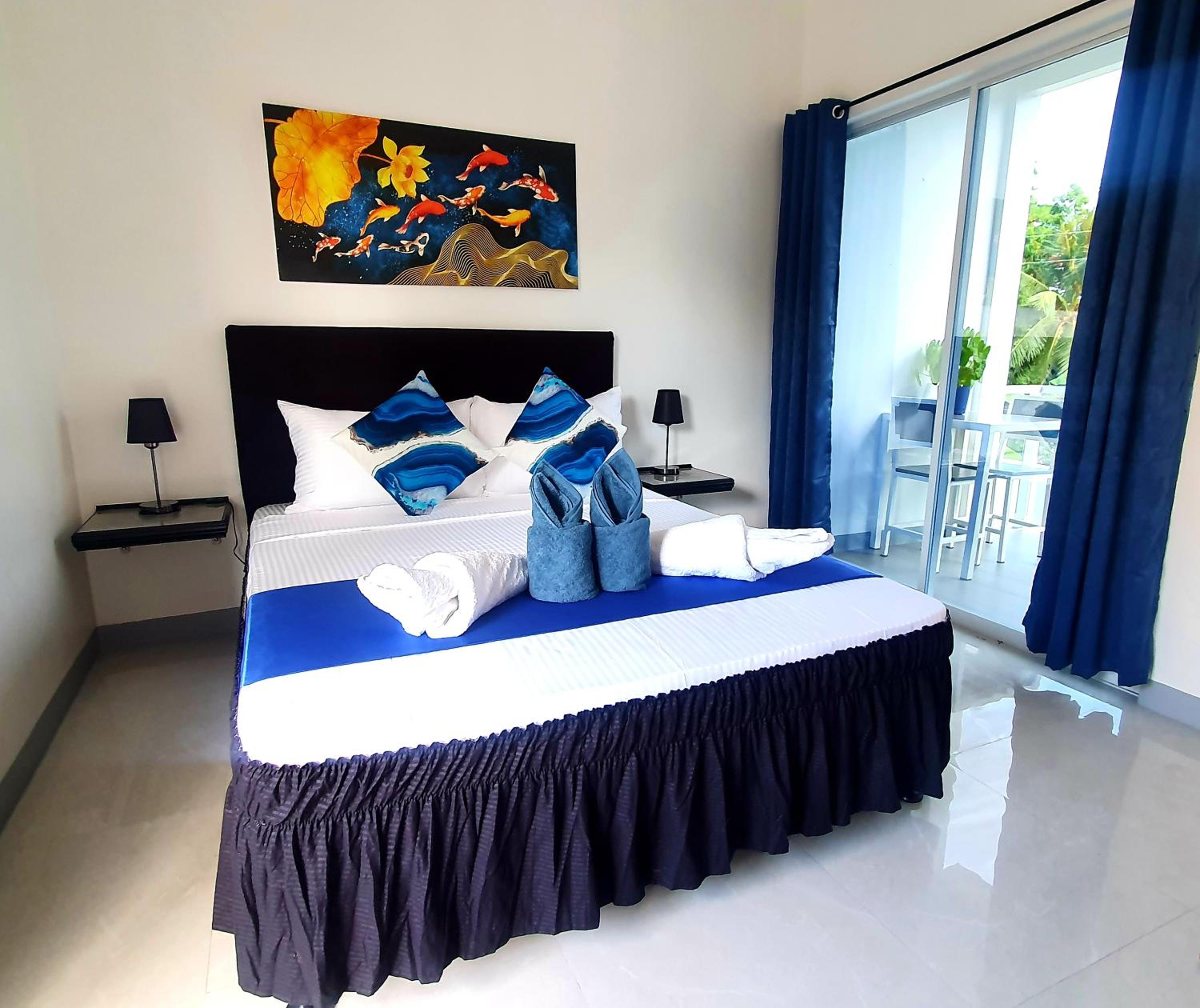 Queen Room with Pool View - Photo 11