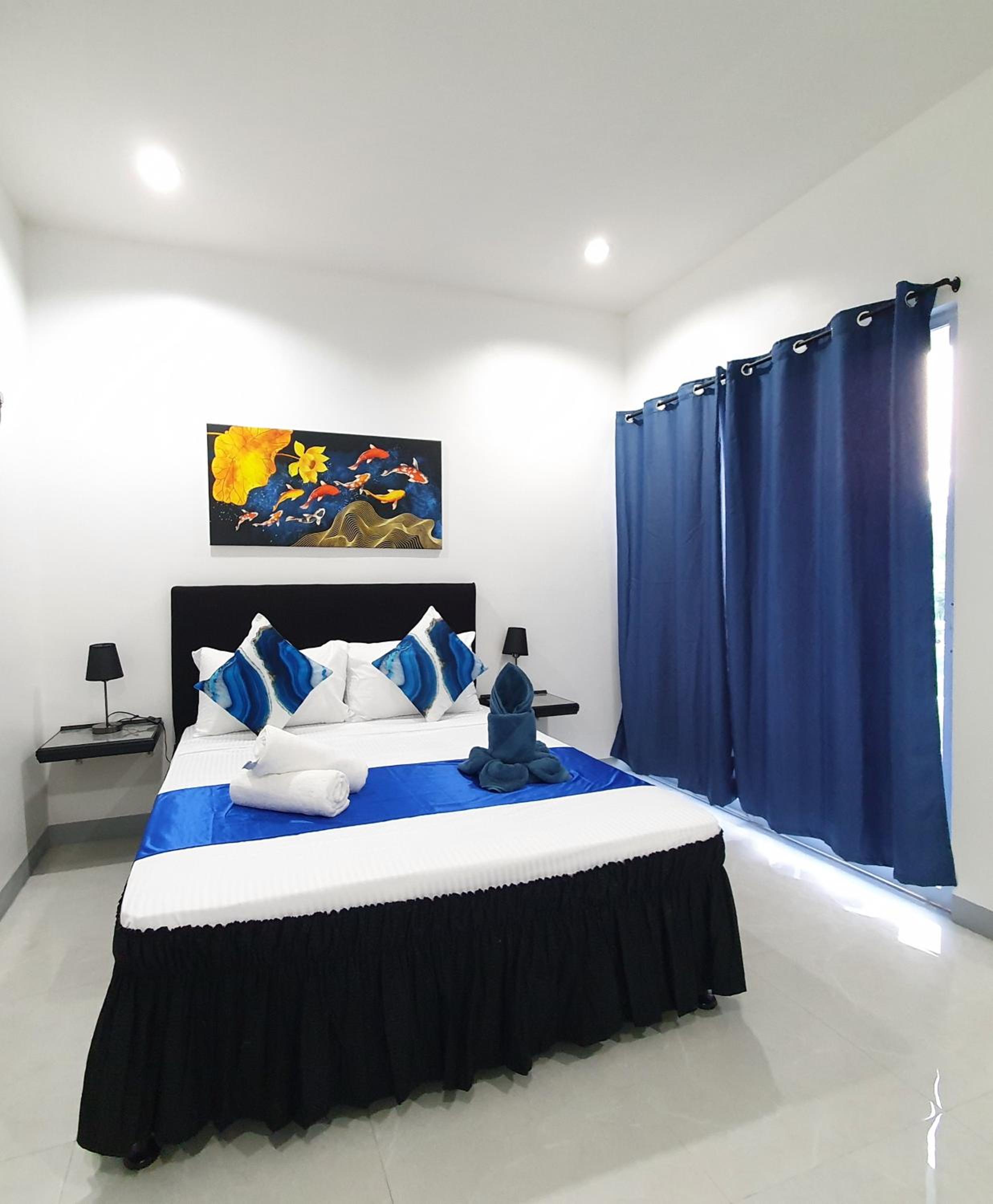 Queen Room with Pool View - Photo 21