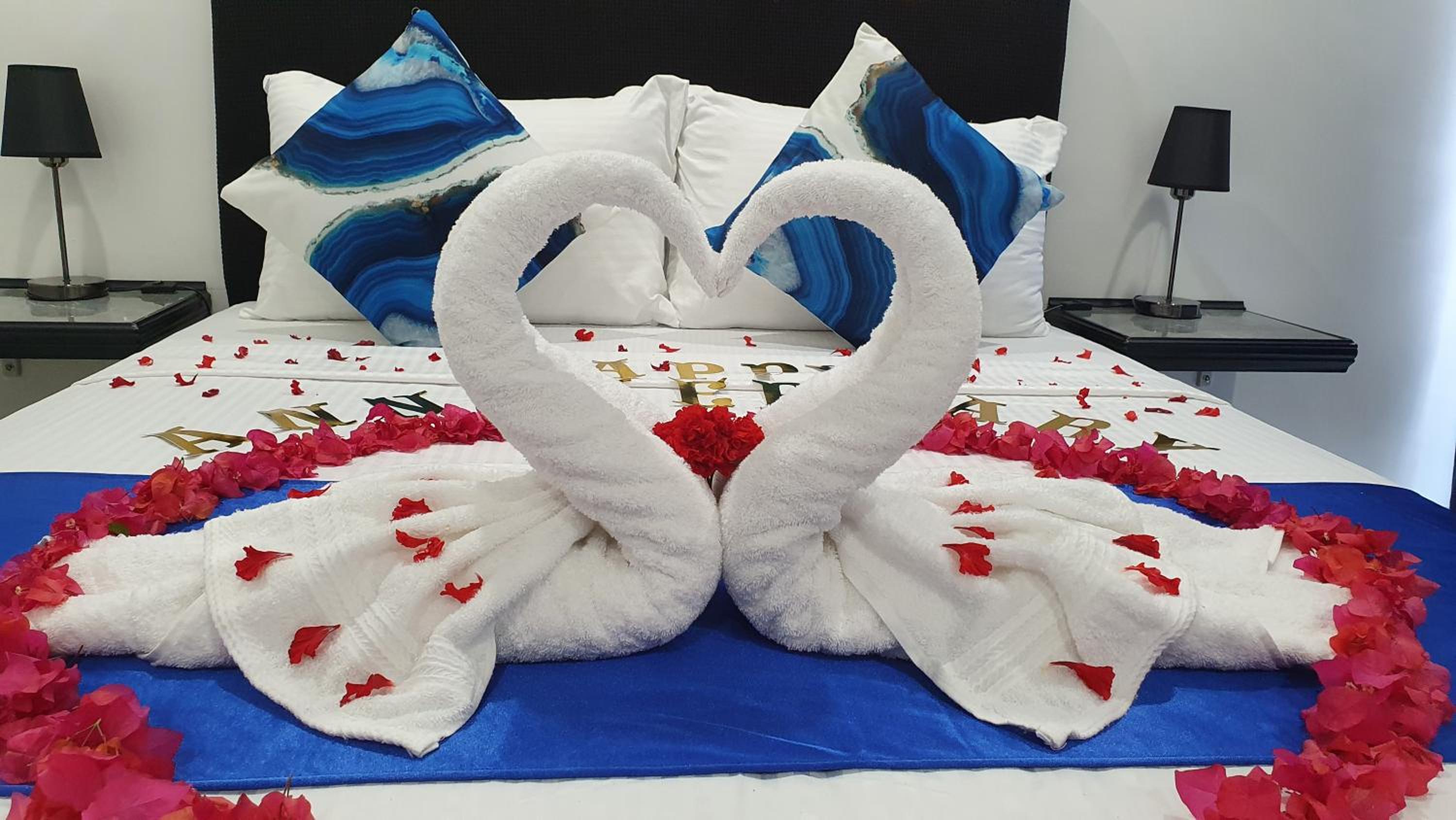 Queen Room with Pool View - Photo 15