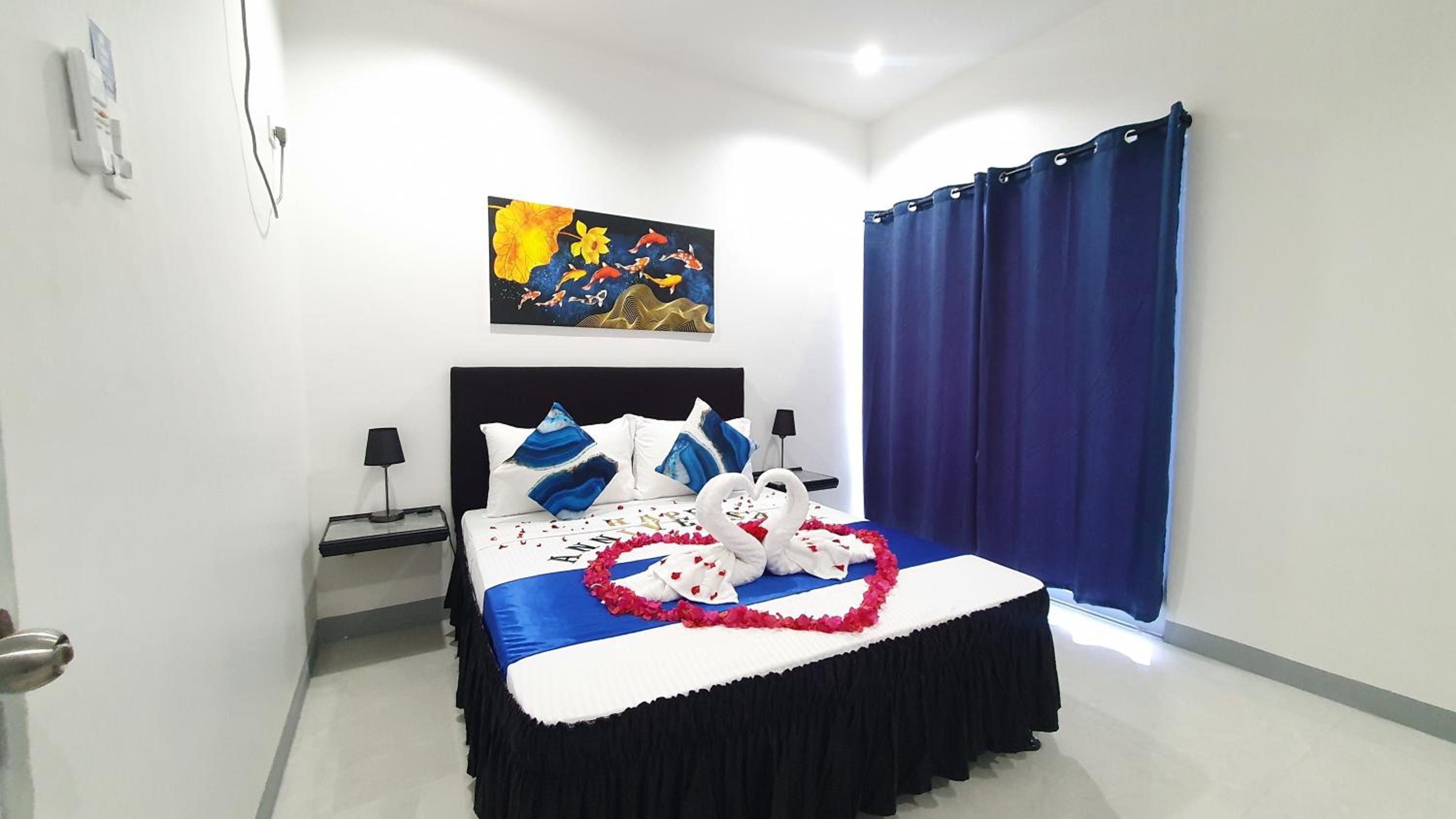 Queen Room with Pool View - Photo 16
