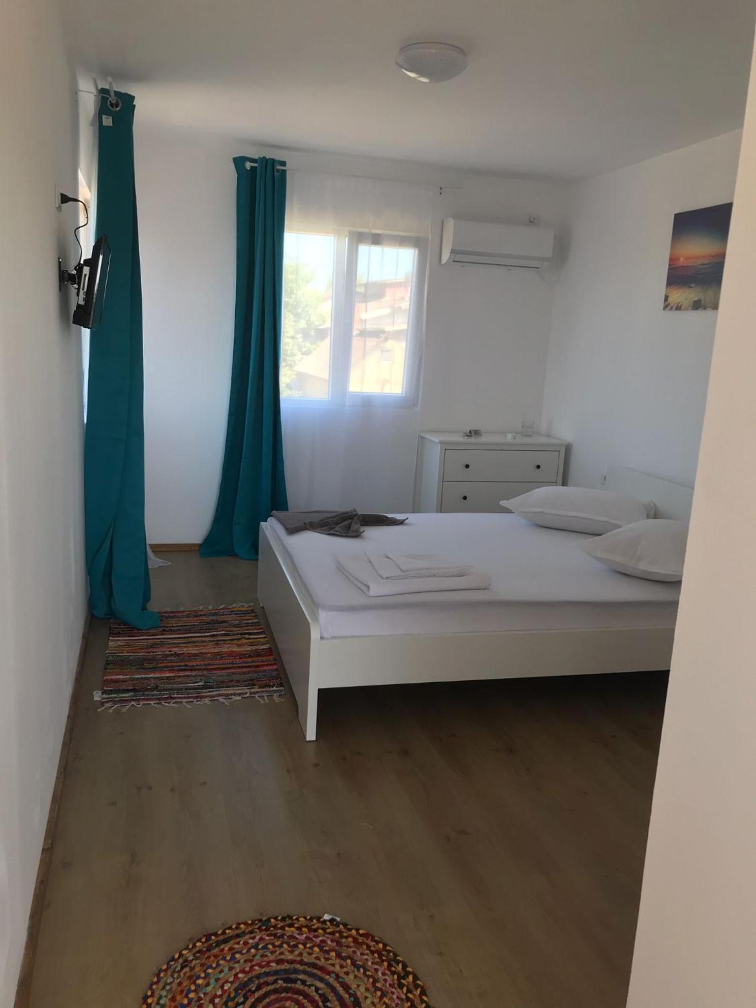 Deluxe Room (2 Adults + 1 Child) - Photo 3