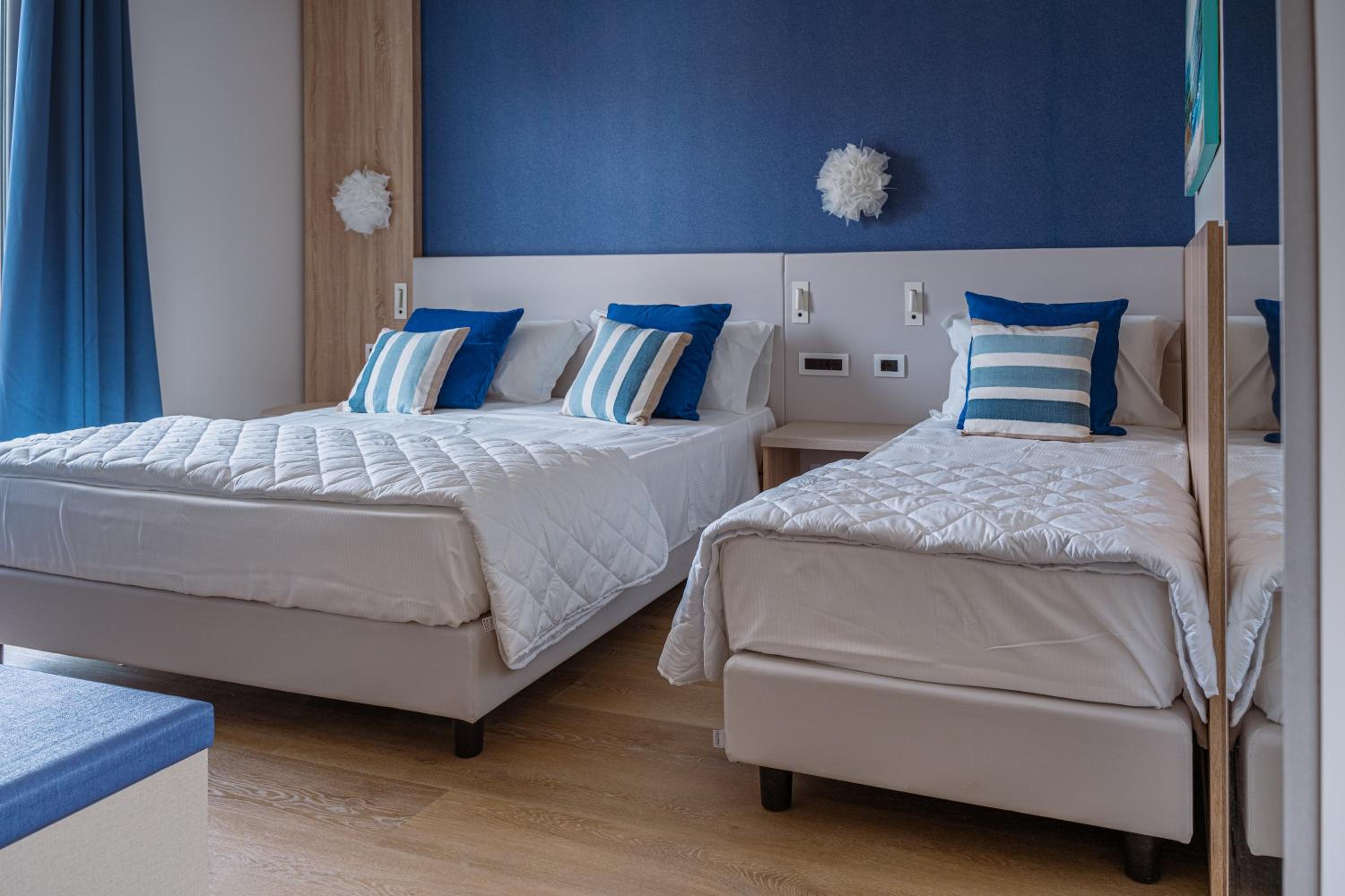 Standard Triple Room with Side Sea View photo 2
