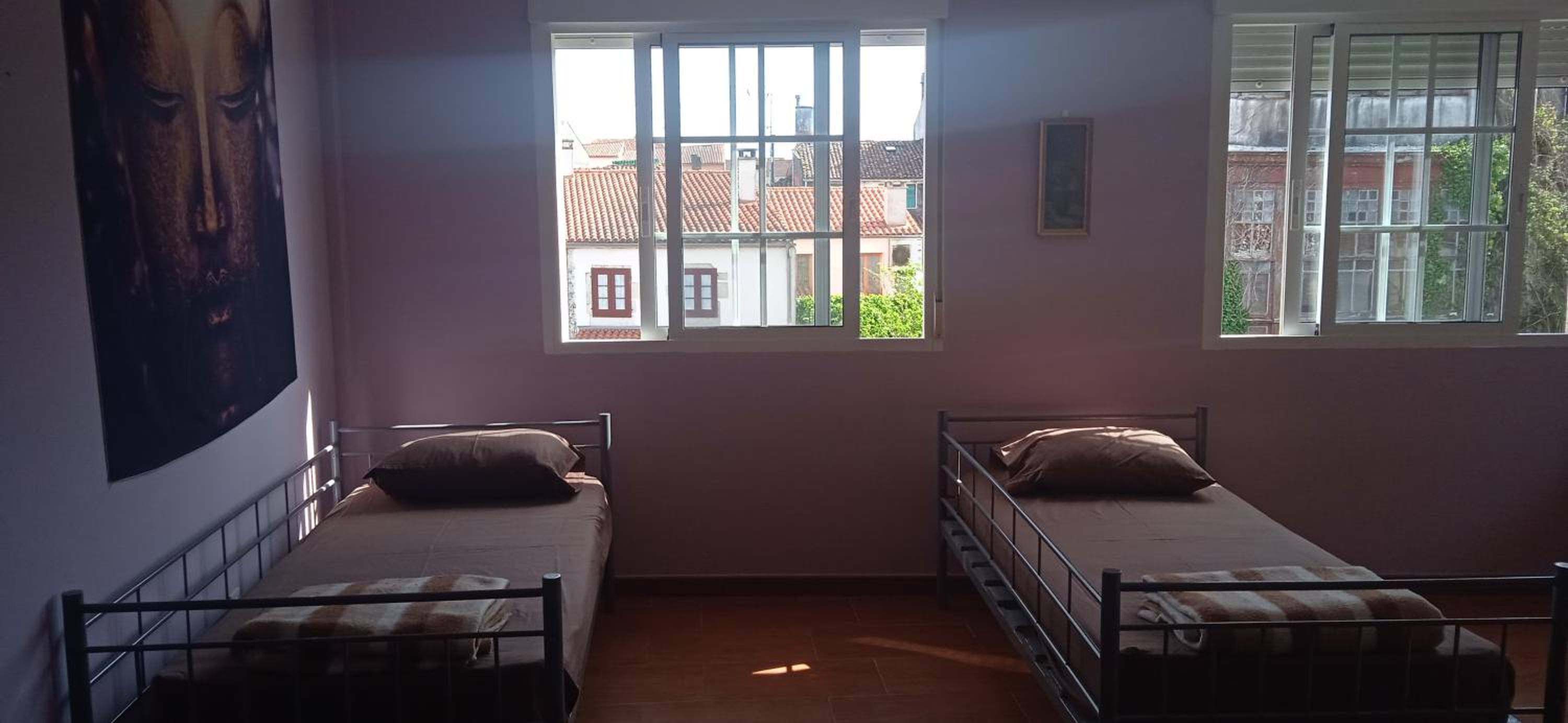Cama individual en habitación compartida de 5 camas con baño privado
