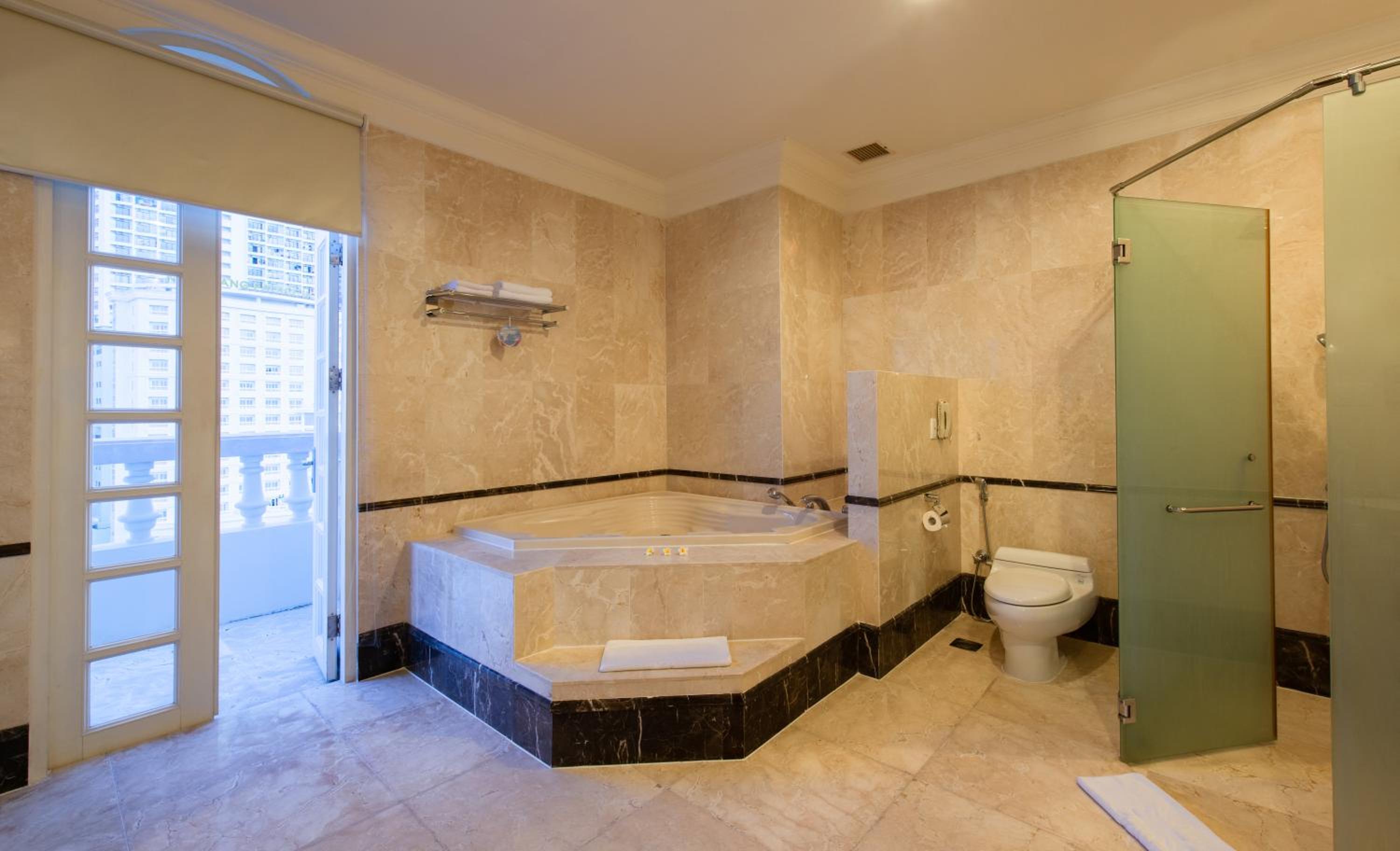 Executive Suite Ocean King | Outdoor & Indoor Jacuzzis - Photo 7