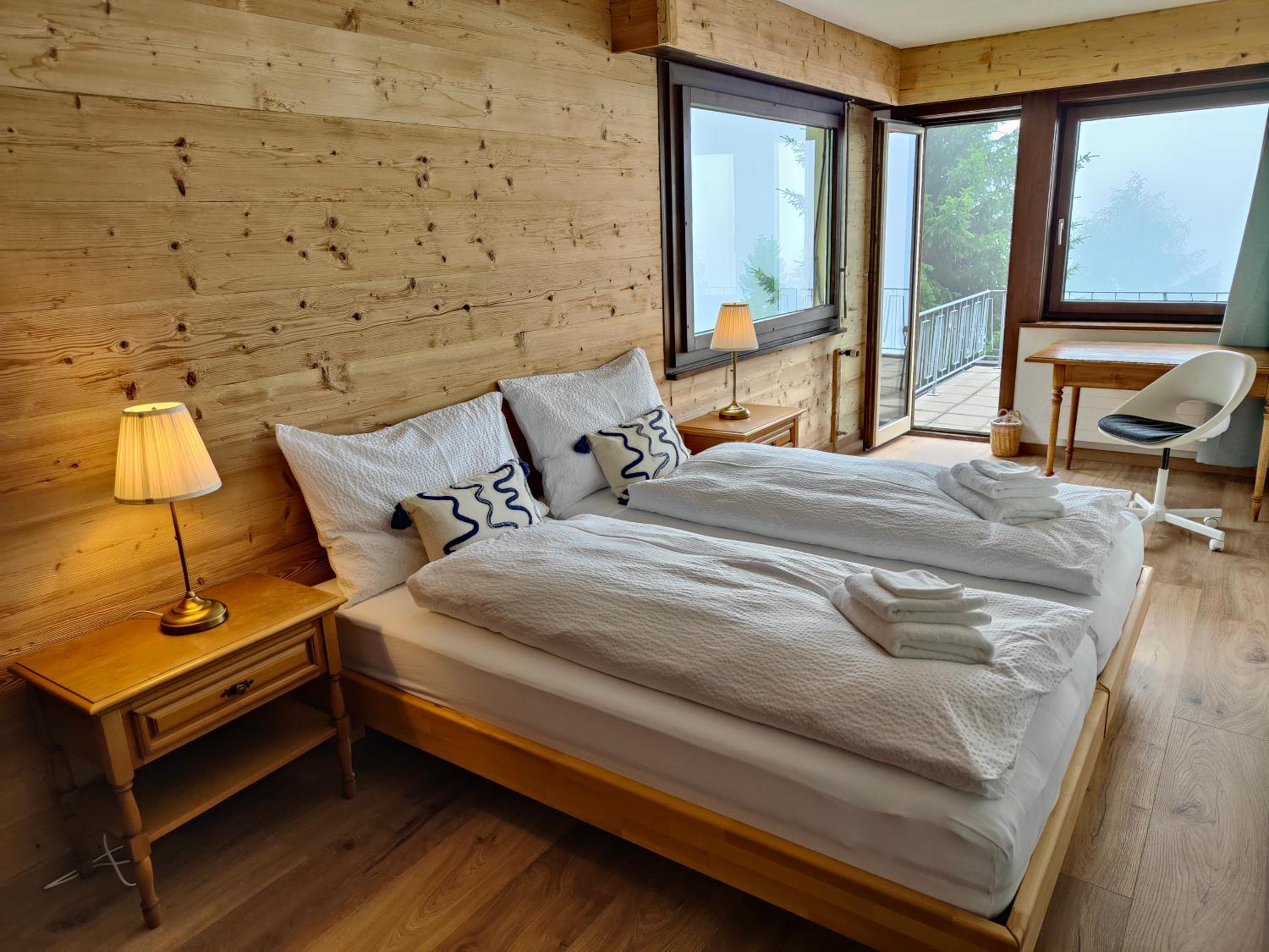 Deluxe Room with Balcony and Lake and Mountain View photo 1