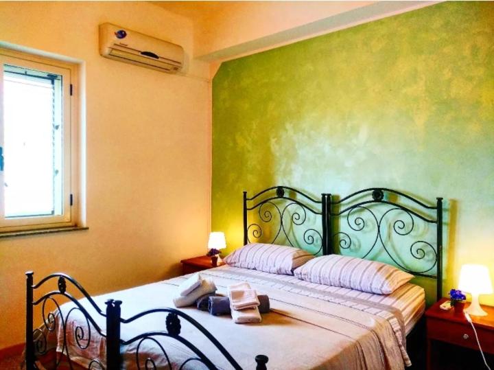 Deluxe Double Room (1 adult + 2 children) - Photo 1