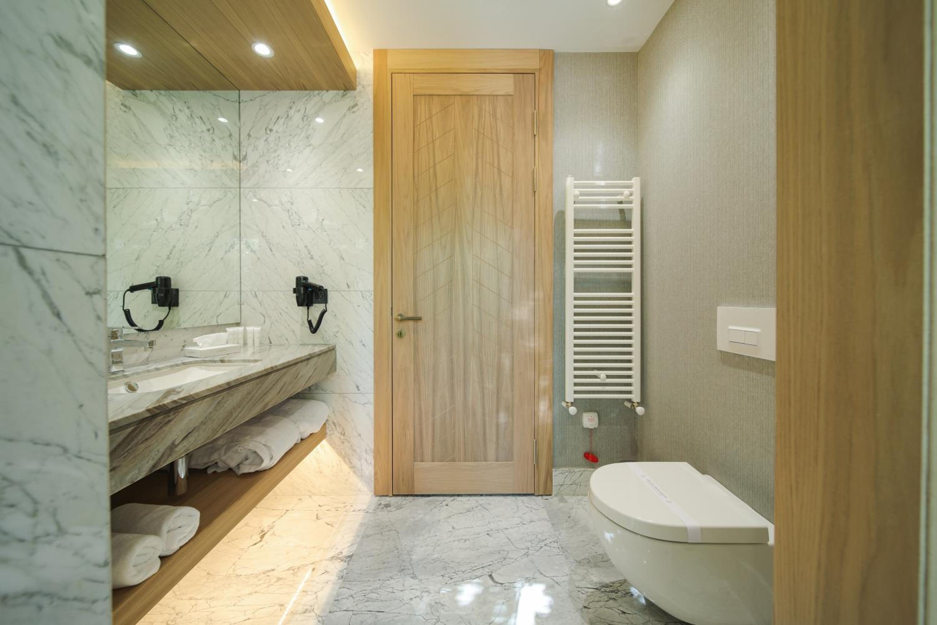 Deluxe Junior Suite - Photo 2