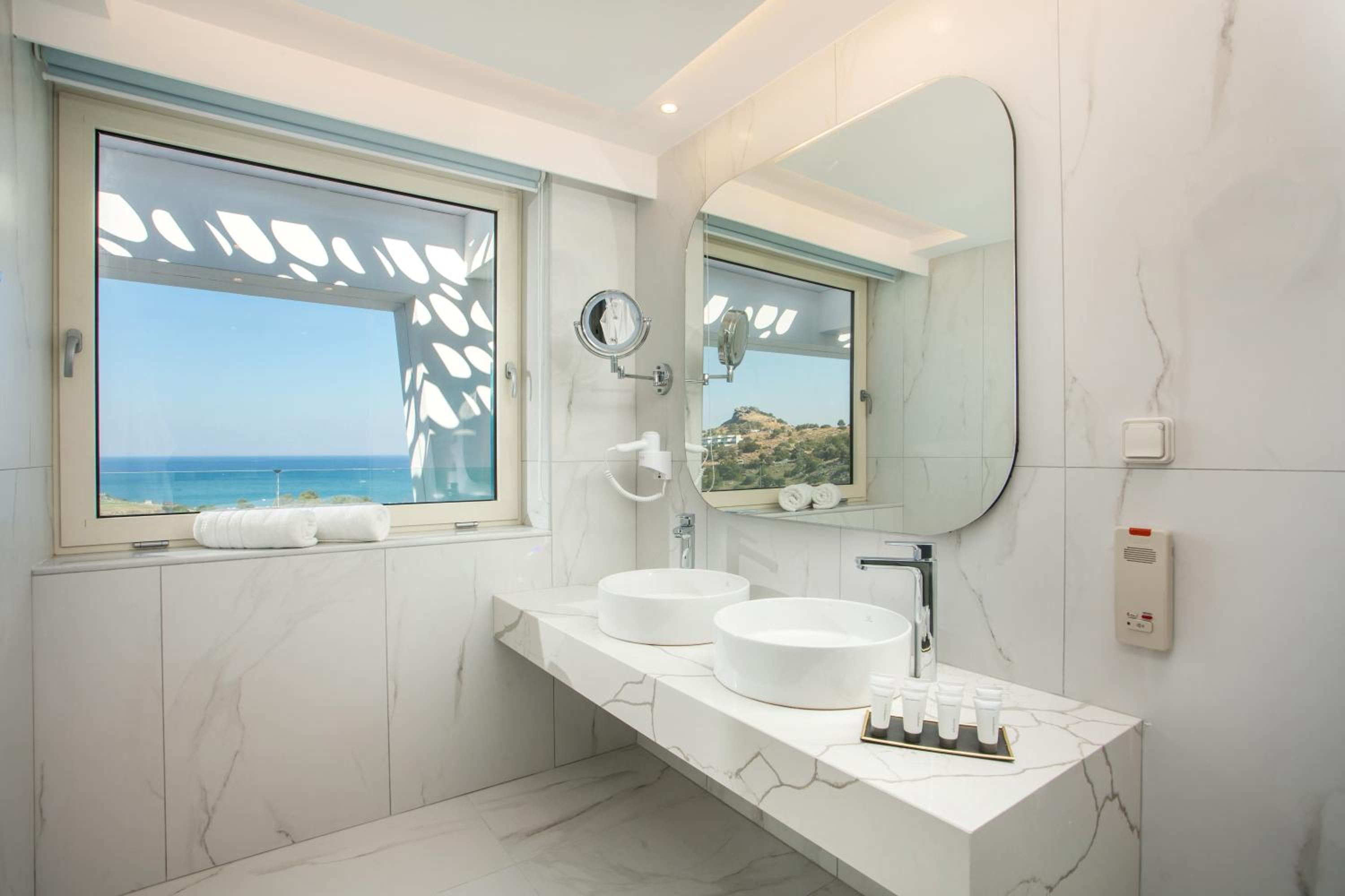 Executive Suite with Sea View & Jacuzzi (Adults Only)  - Photo 2