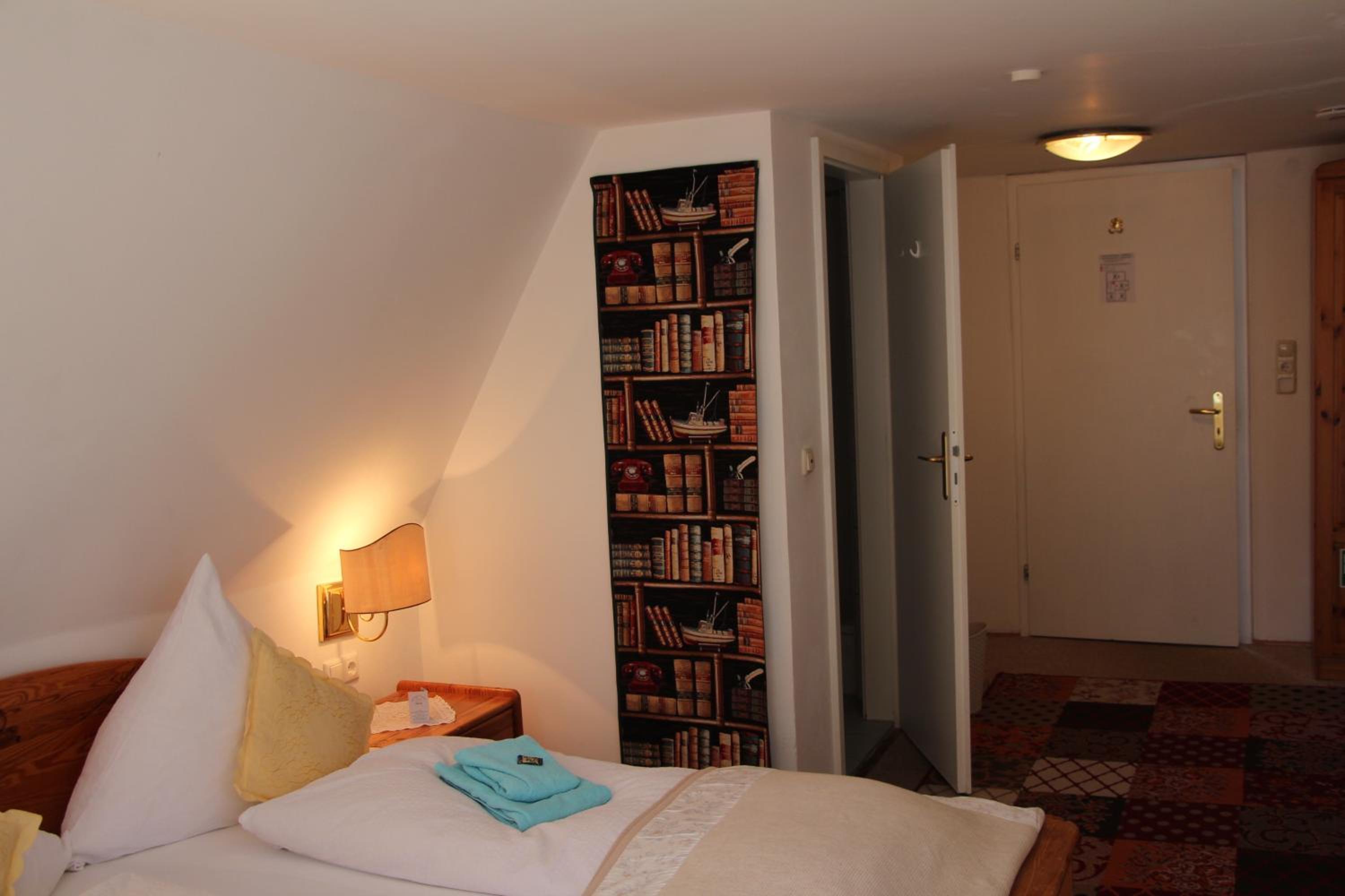 Doppelzimmer - Dachgeschoss mit Balkon und Blick auf beide Castles photo 3