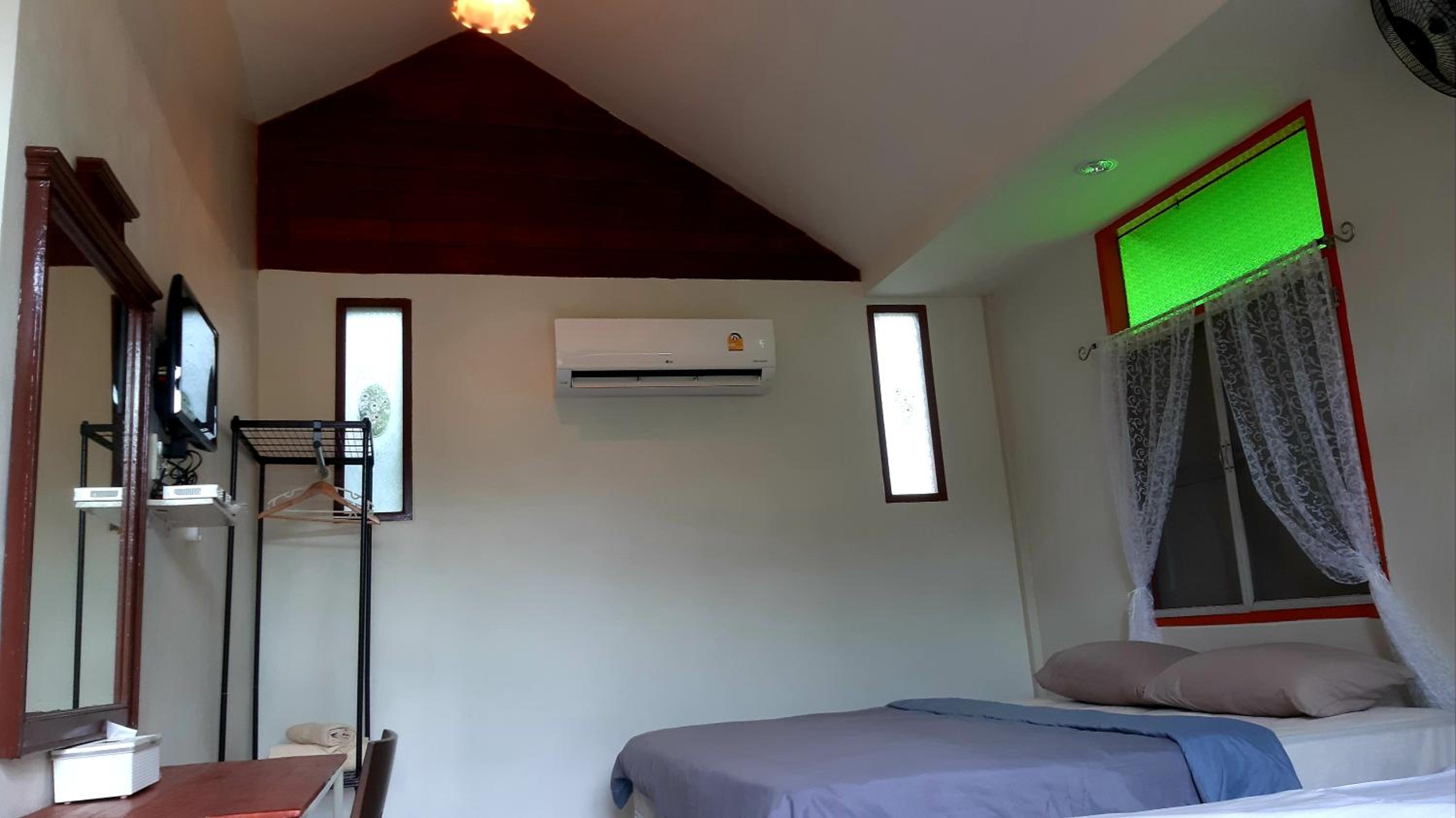 Bungalow with Garden View - Photo 3
