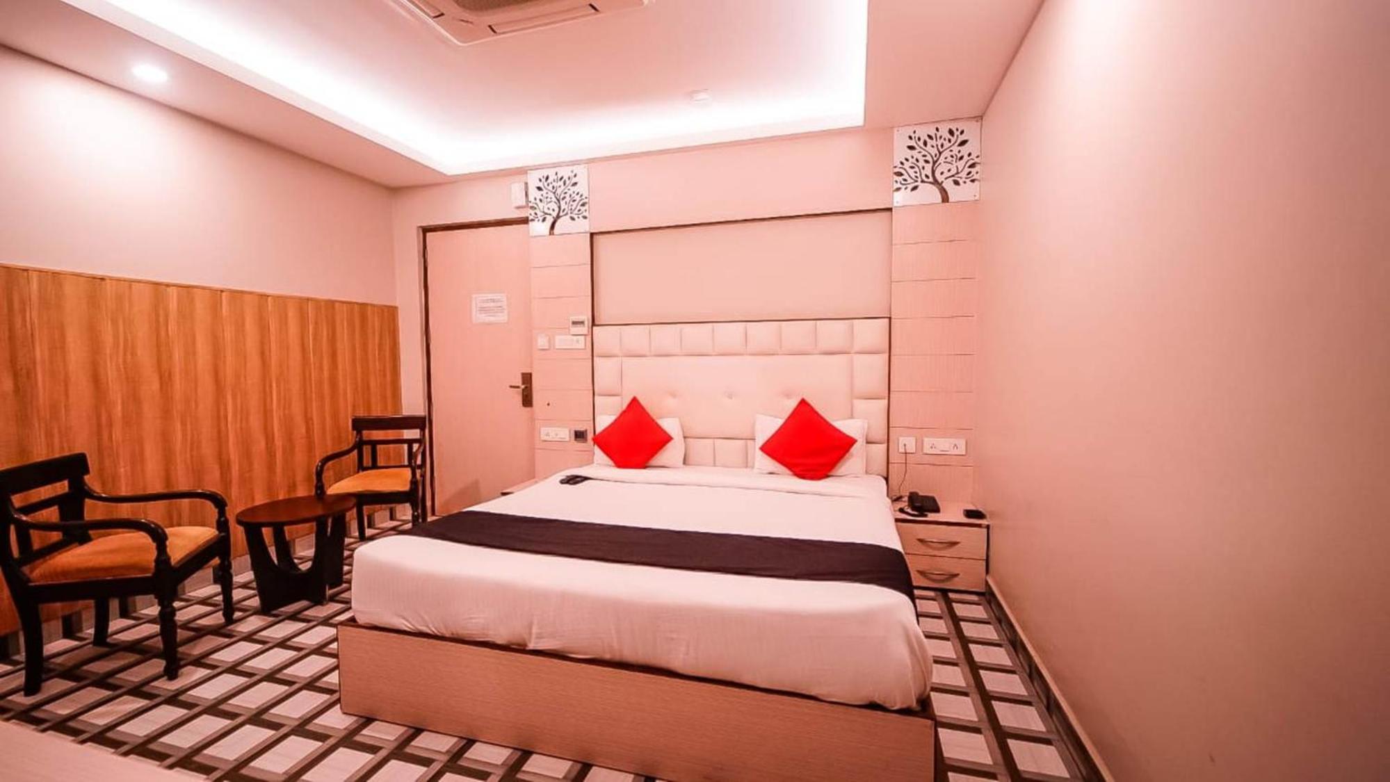Deluxe Room (2 Adults + 1 Child)