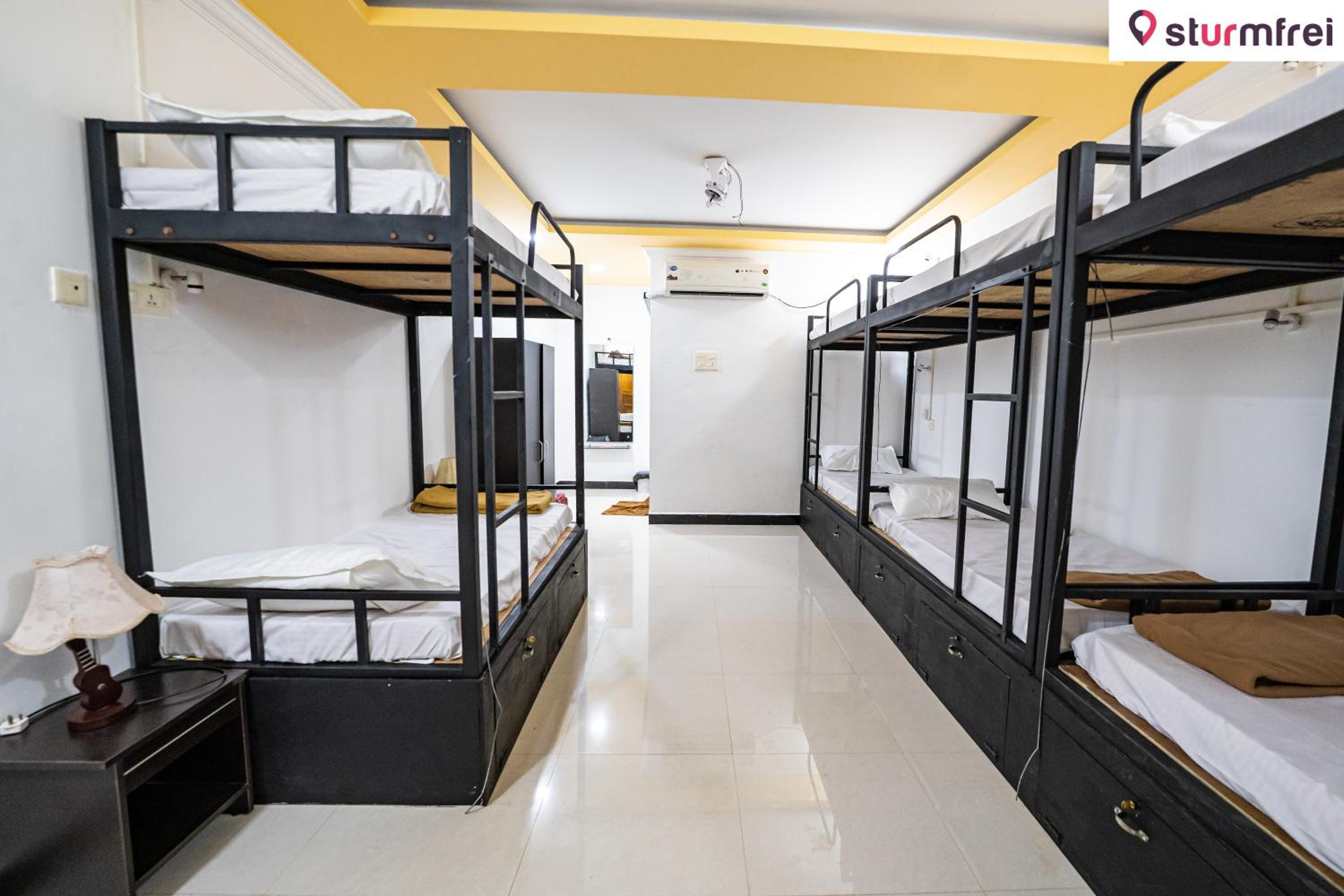 Bed in 8-Bed Mixed Dormitory Room photo 1