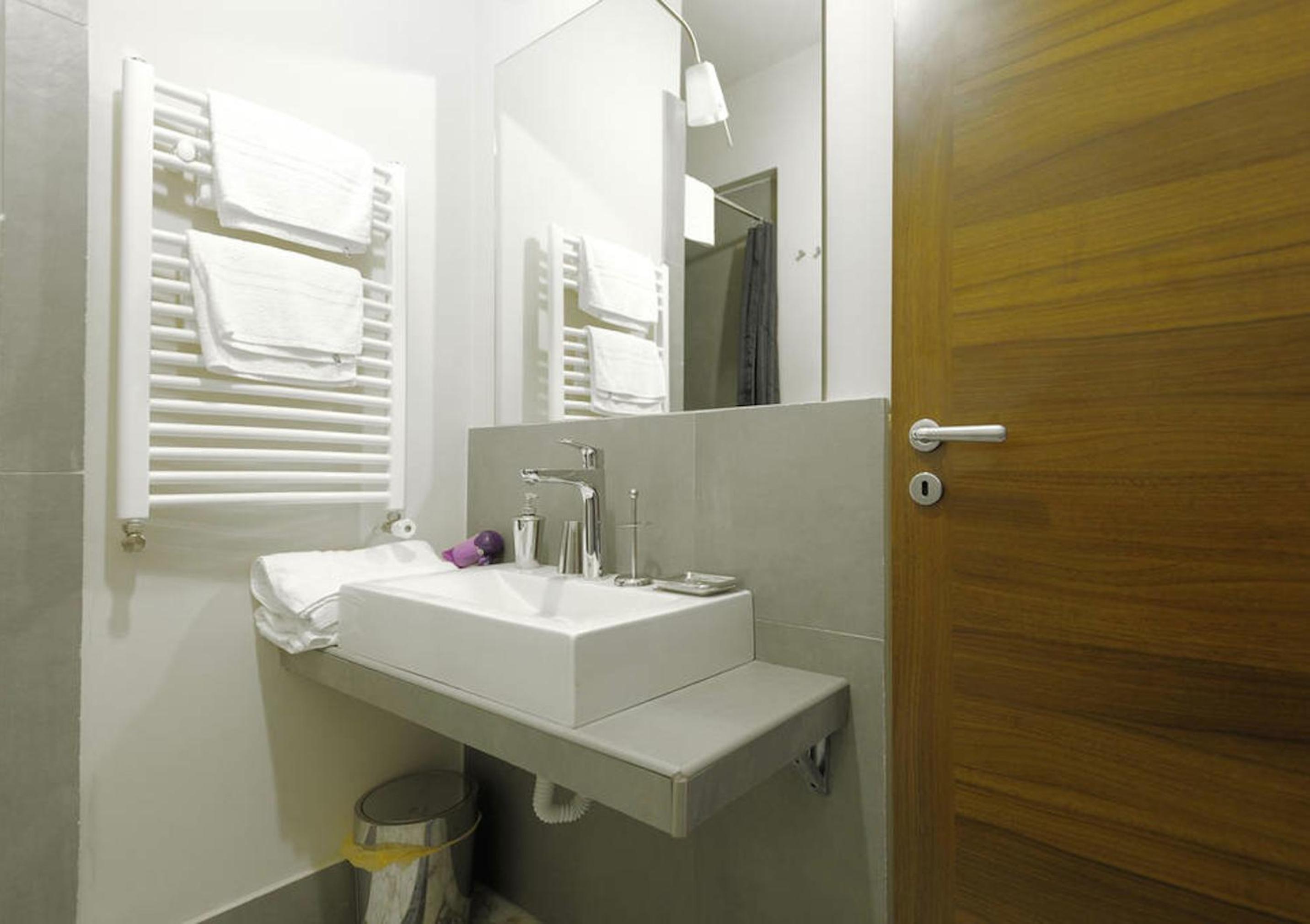 Double Room with Balcony - Photo 21