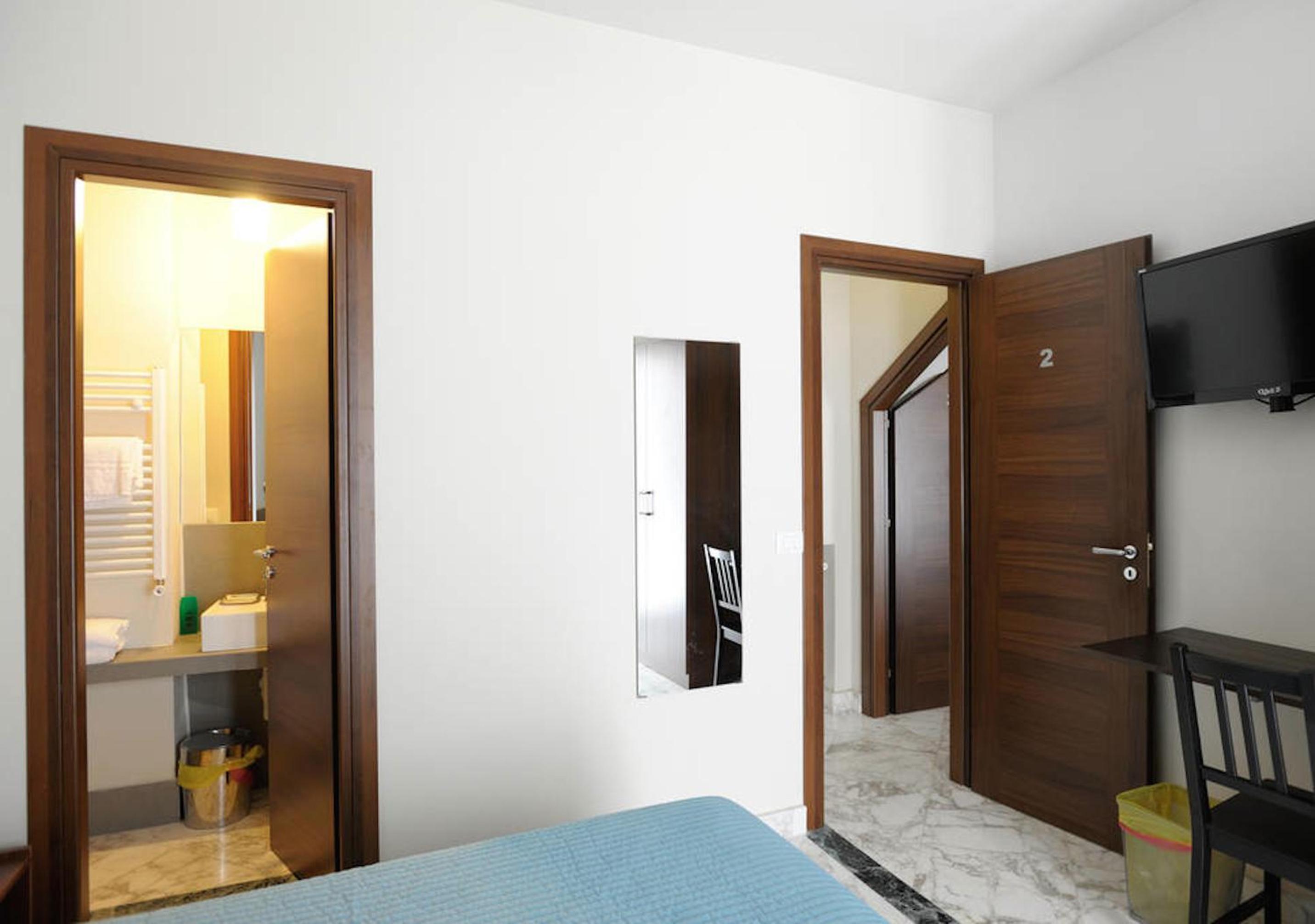 Double Room with Balcony - Photo 20