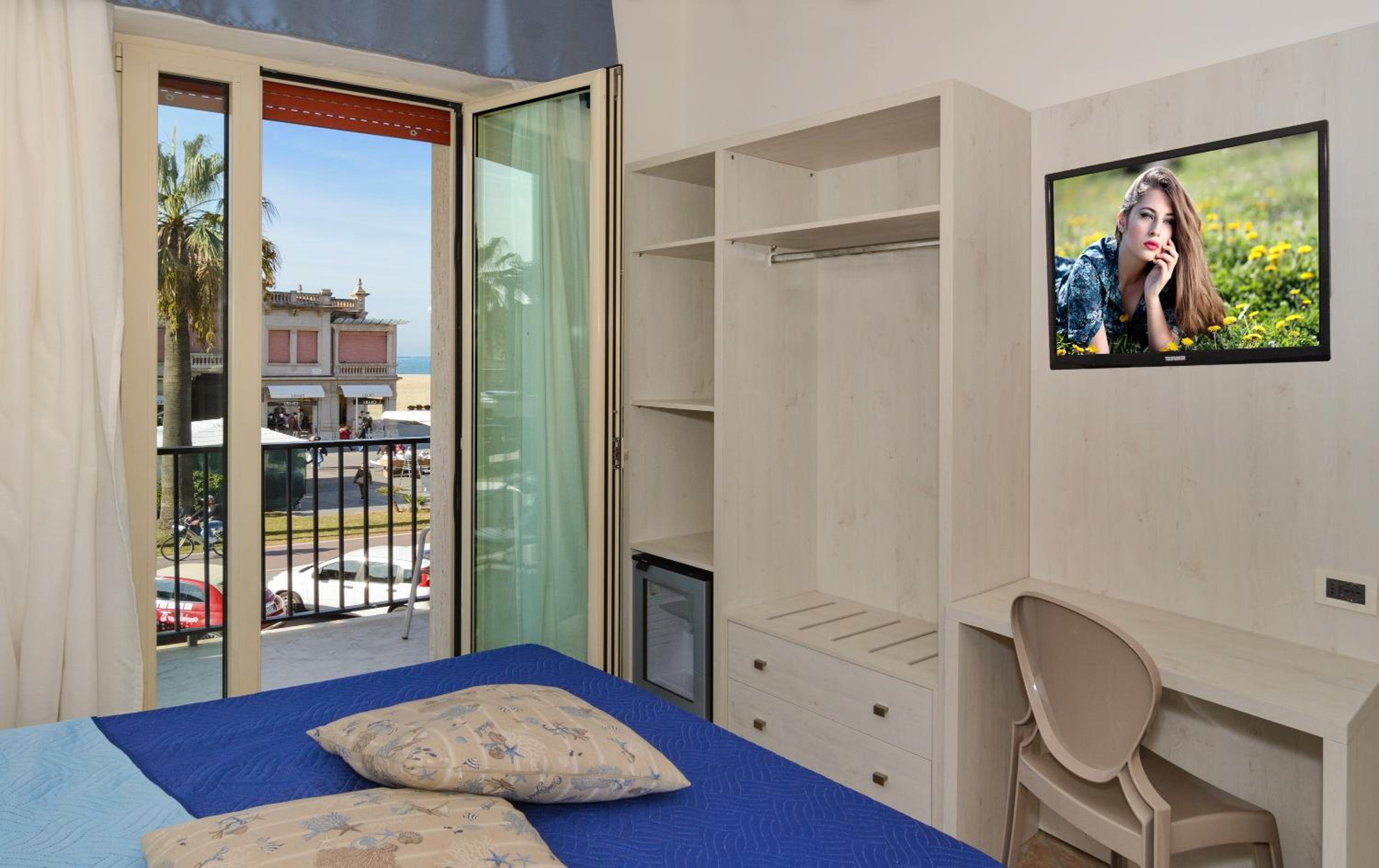 Double or Twin Room - Photo 9