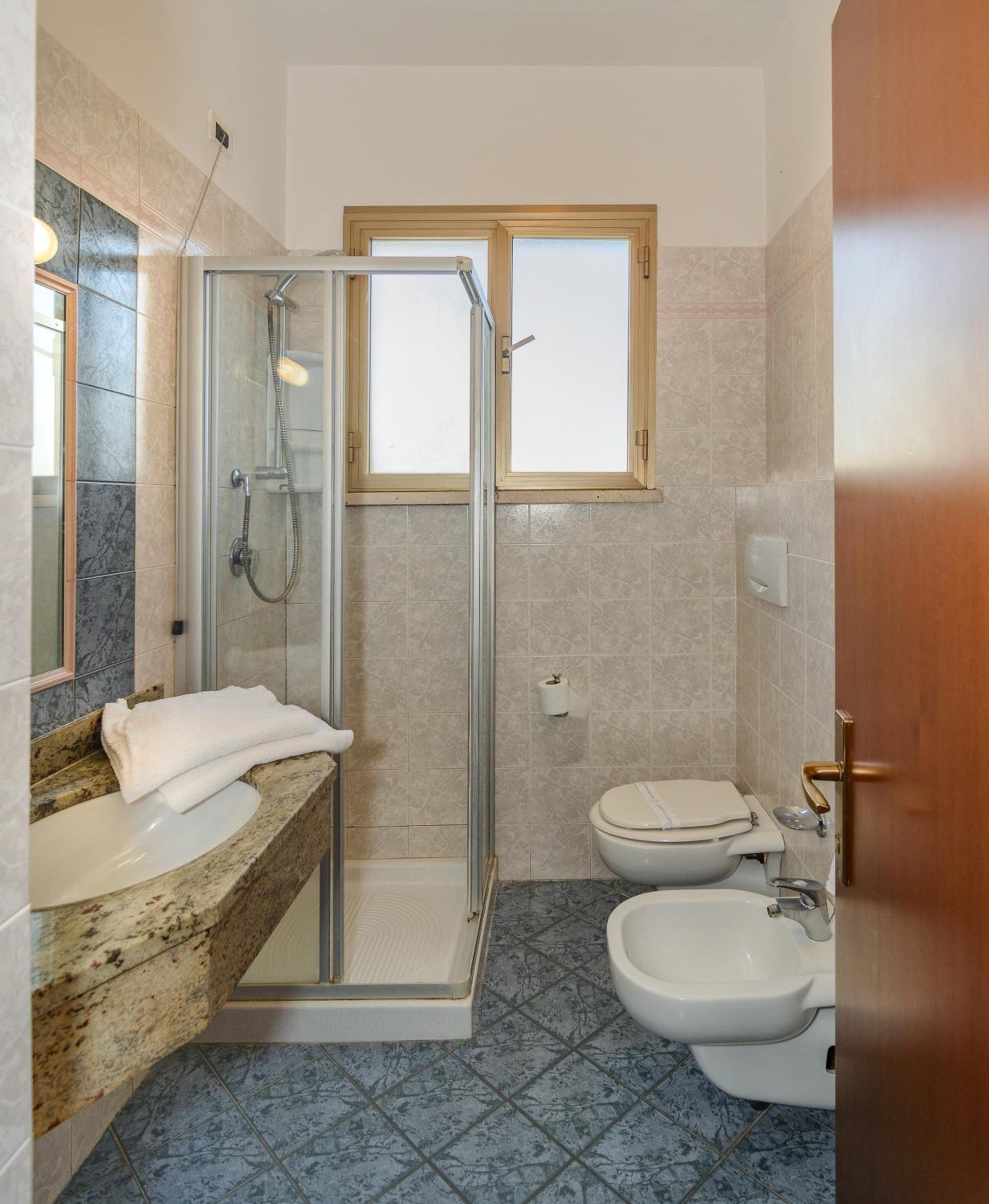 Double or Twin Room - Photo 18