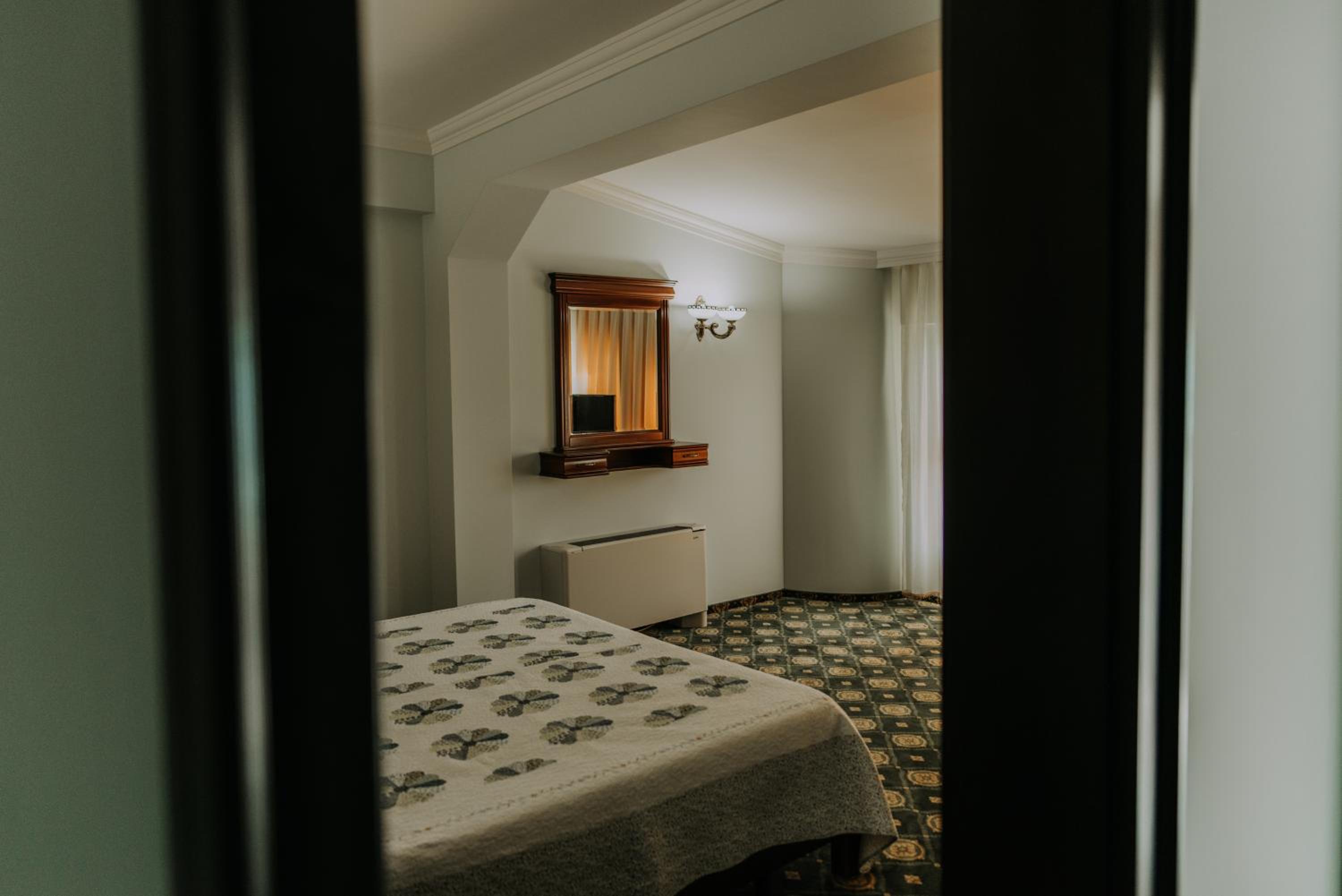 Large Double Room - Photo 6