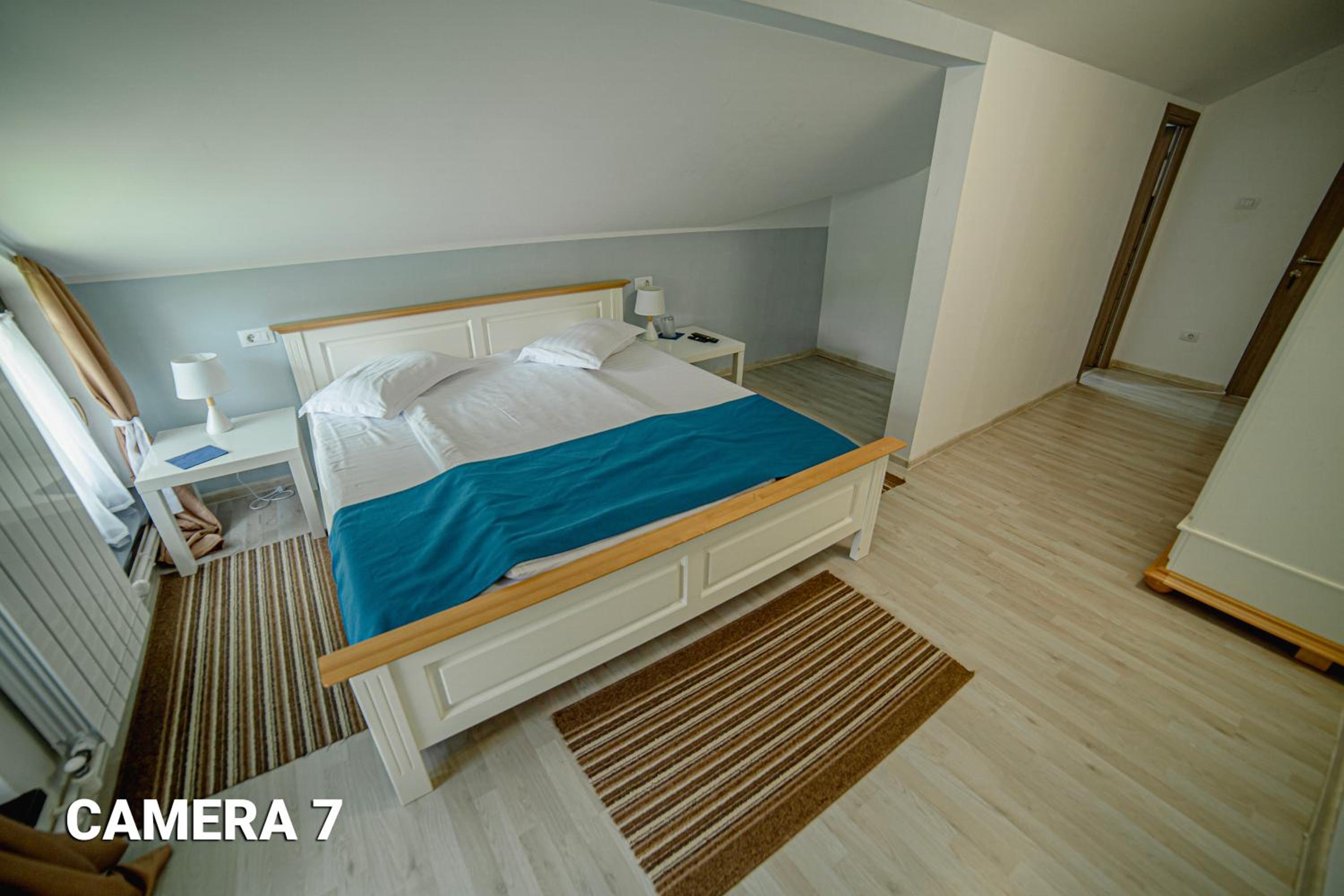 Deluxe Room (2 Adults + 1 Child) - Photo 19
