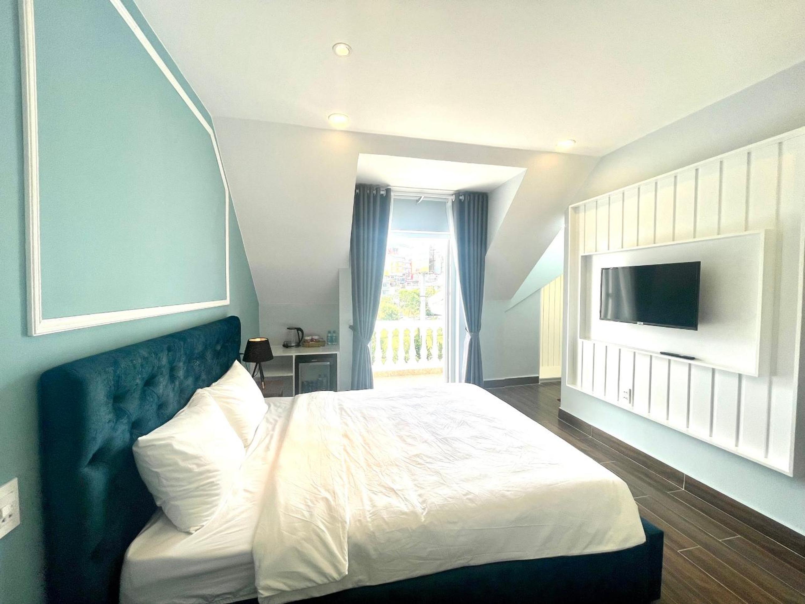Queen Room with Garden View - Photo 6